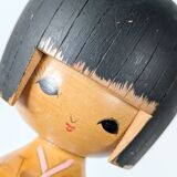 Poupée Kokeshi vintage japonaise avec kimono rouge et nœud