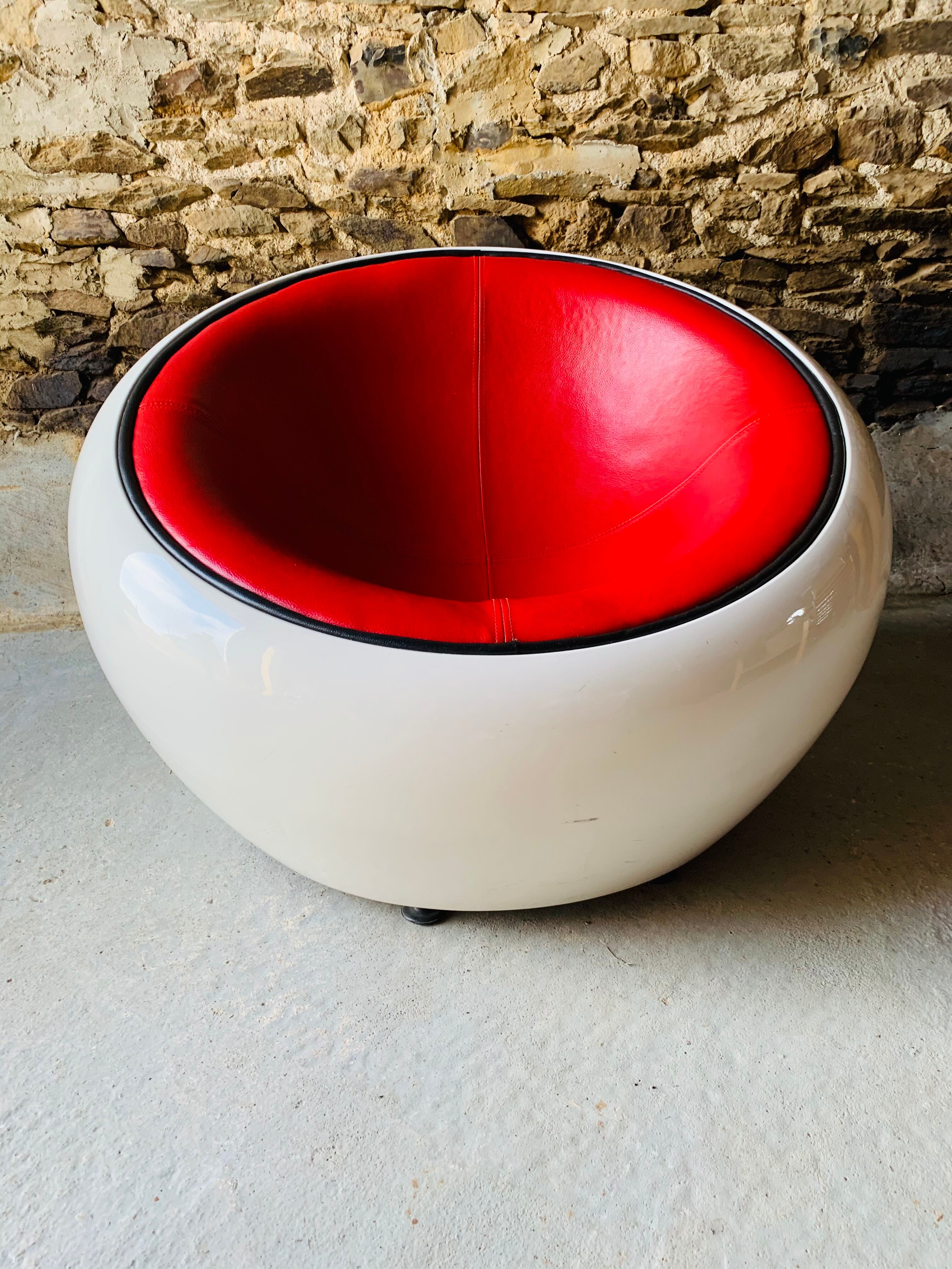 Armchair eye pod ball