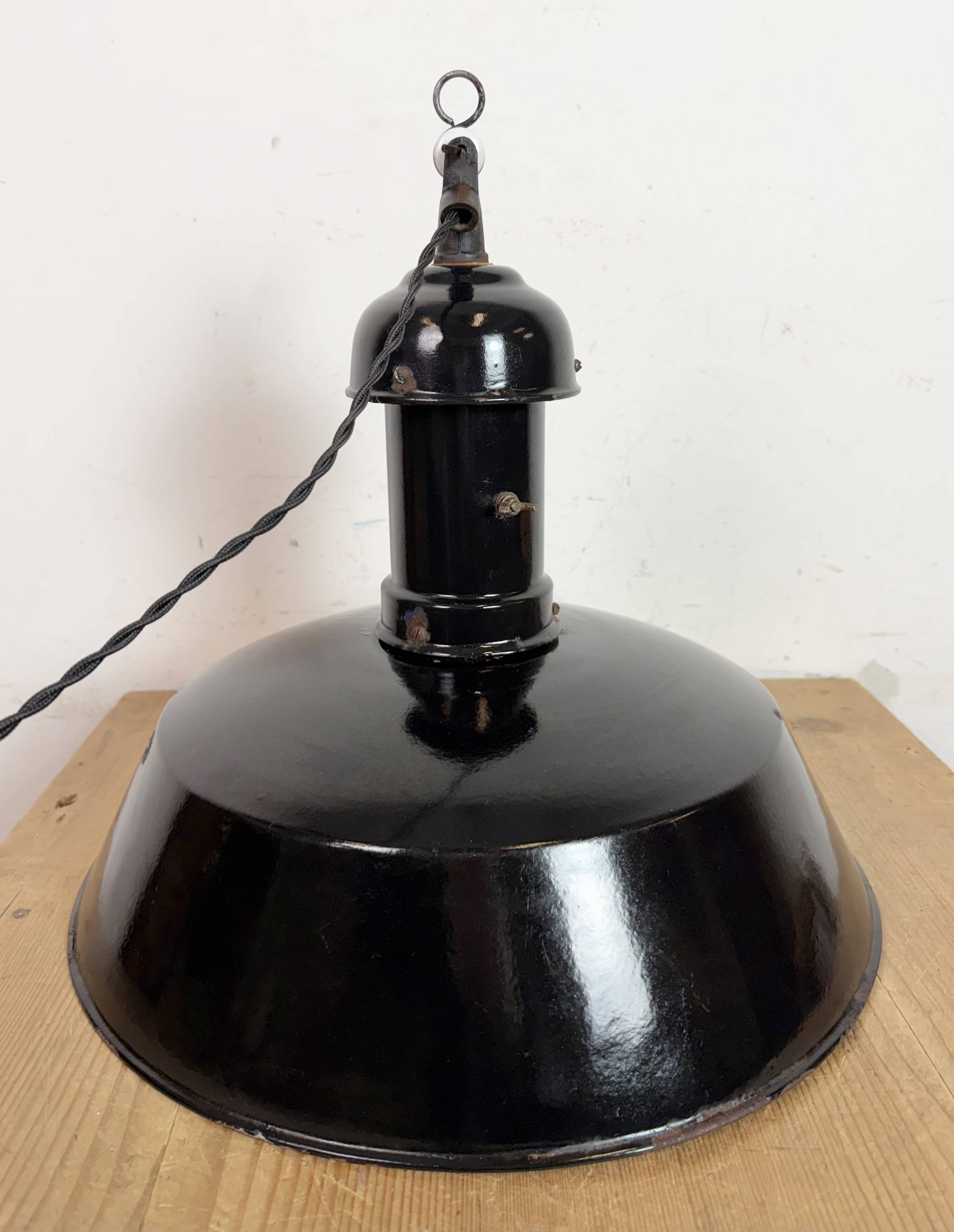 Lampe suspendue Bauhaus en émail noir industriel, années 1930