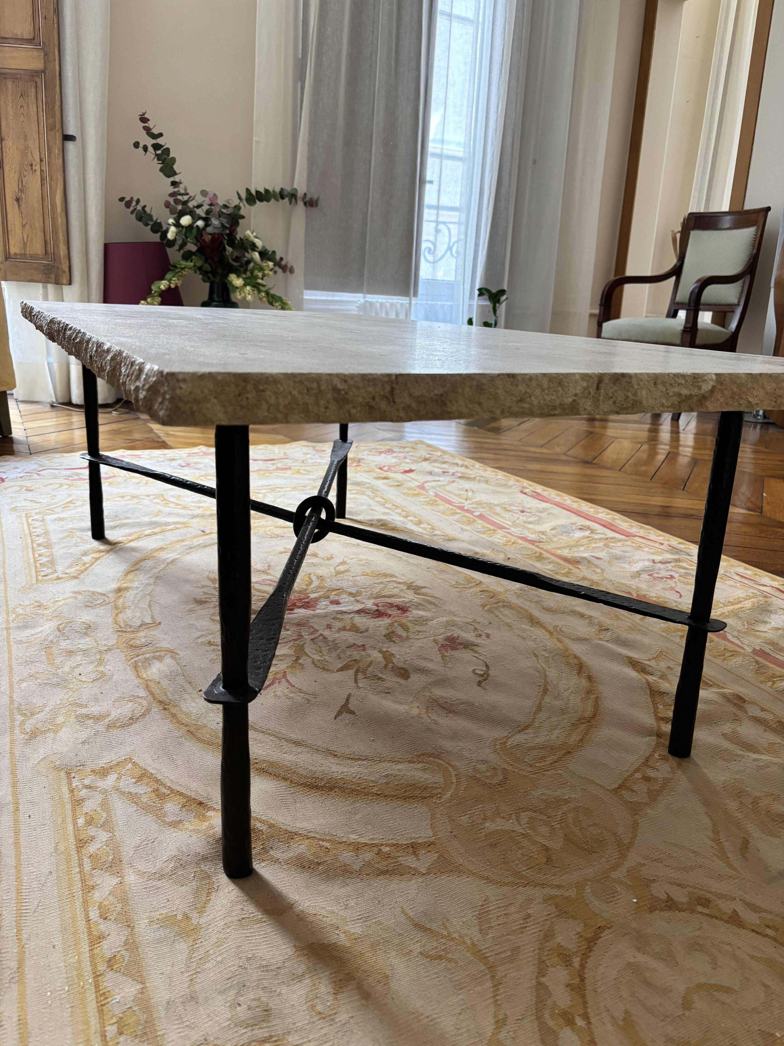 Table basse en travertin et piétement en fer forgé