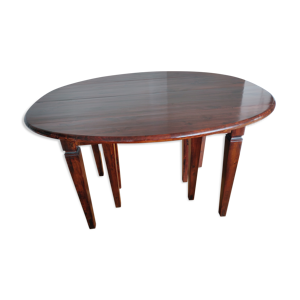table ovale en bois avec