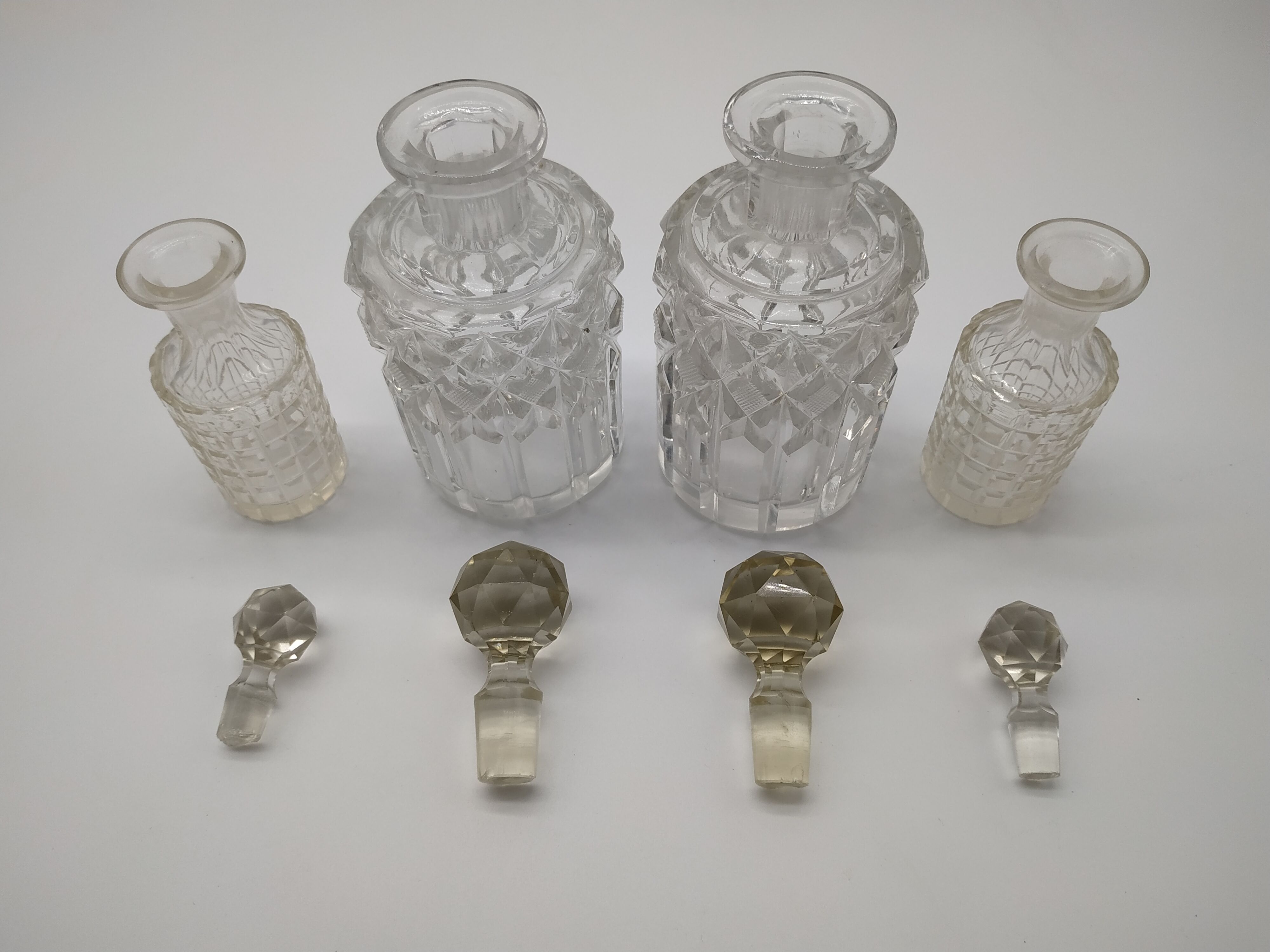 Série de 4 flacons en cristal de baccarat