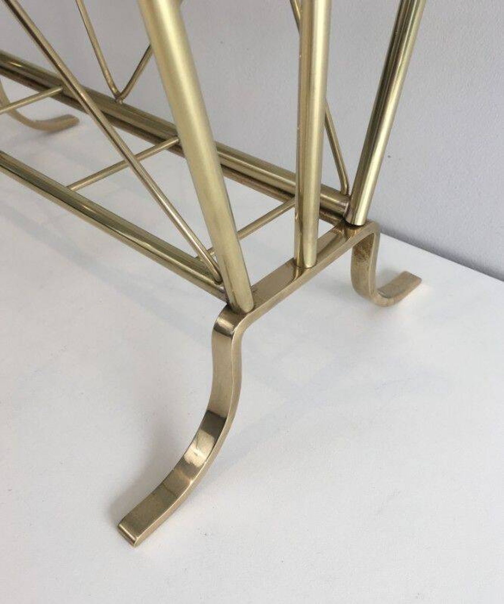 Porte-revues de style néoclassique en laiton et tablette en verre de la Maison Jansen