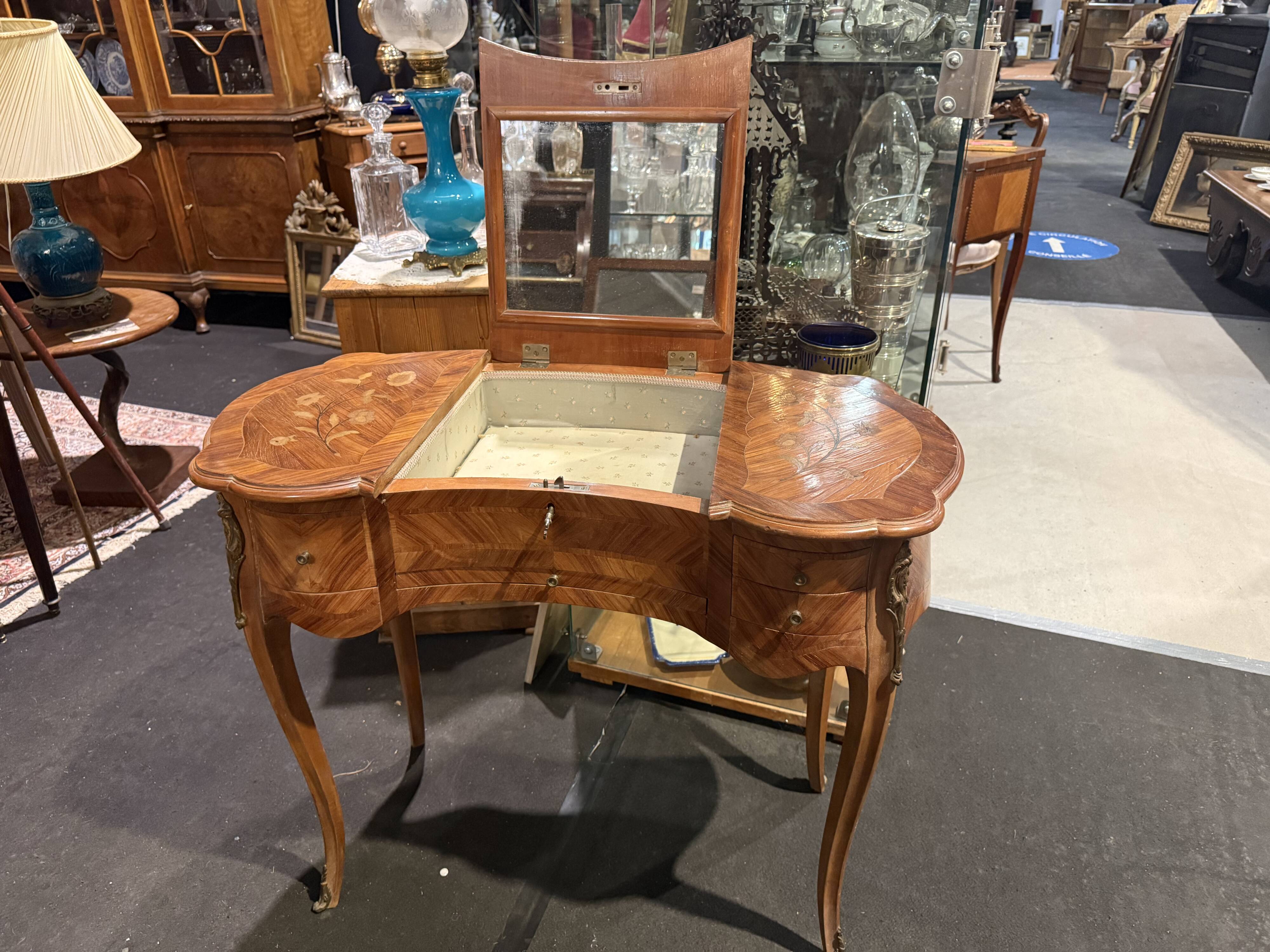 Coiffeuse marqueté en forme de rognon