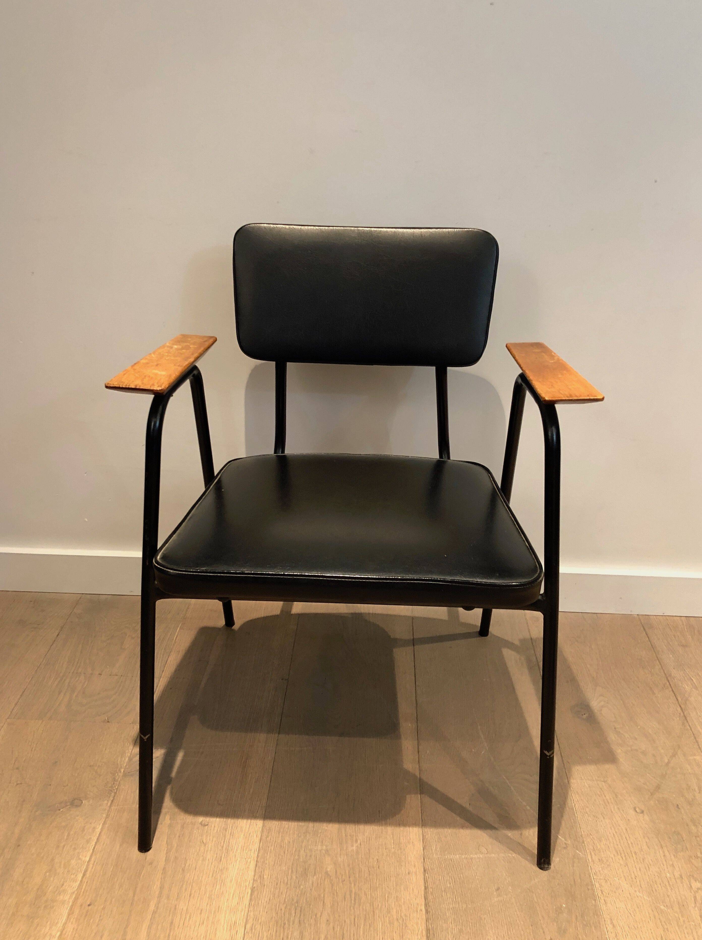 Paire de fauteuils laqués noirs modèle "M" de Pierre Guariche, vers 1950