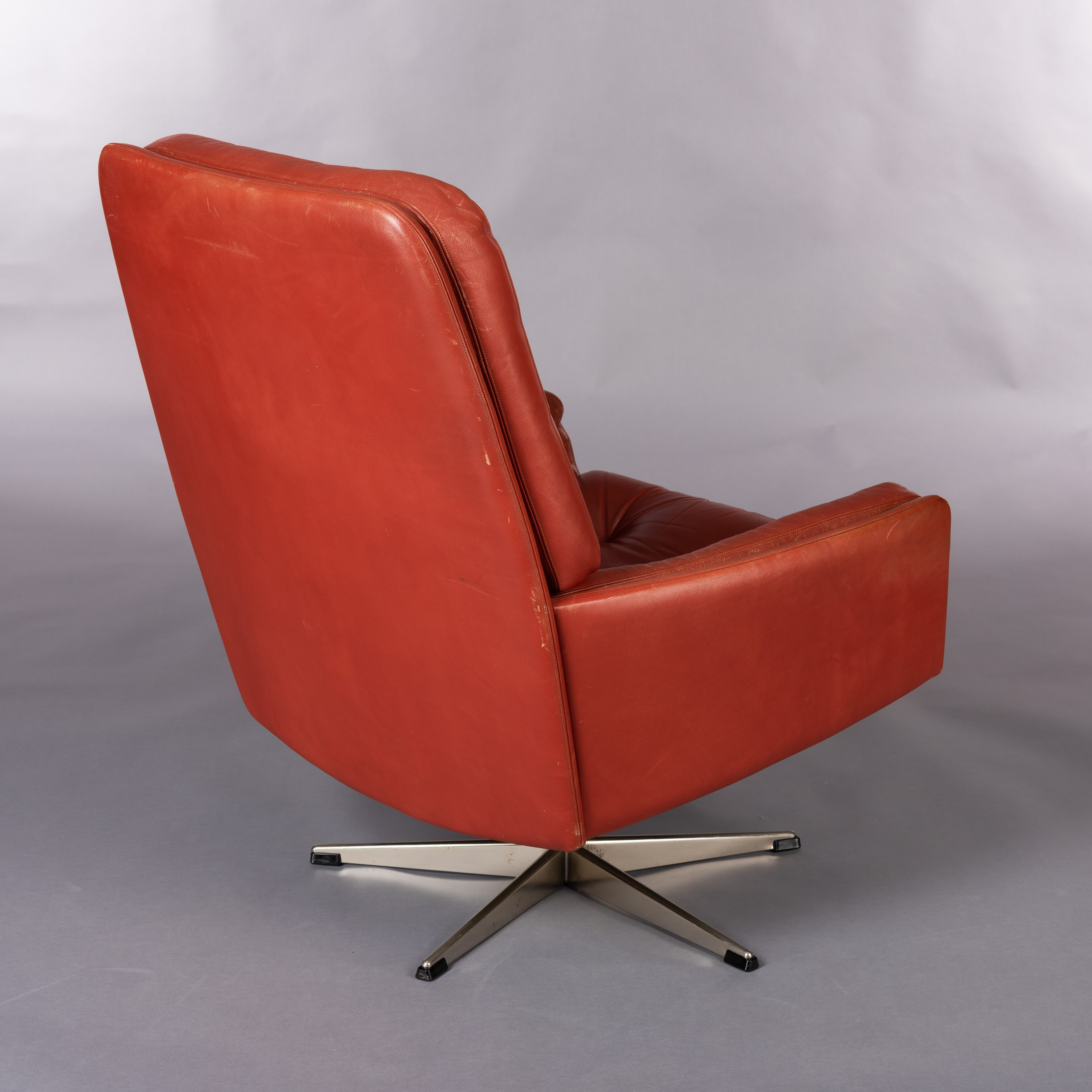 Danish red leather swivel chair, 1960