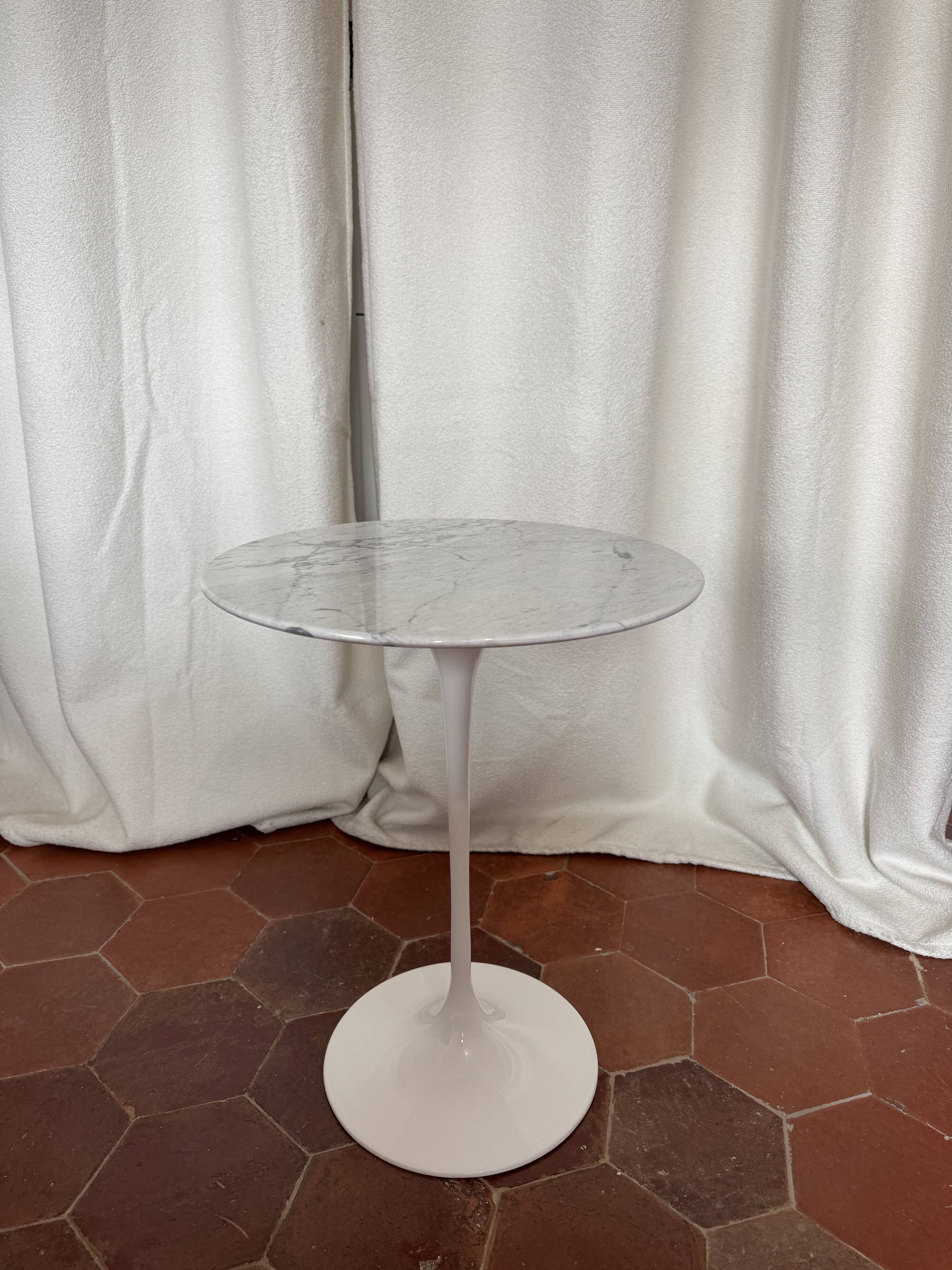 Designer coffee table in Carrara marble – Ø 41 cm