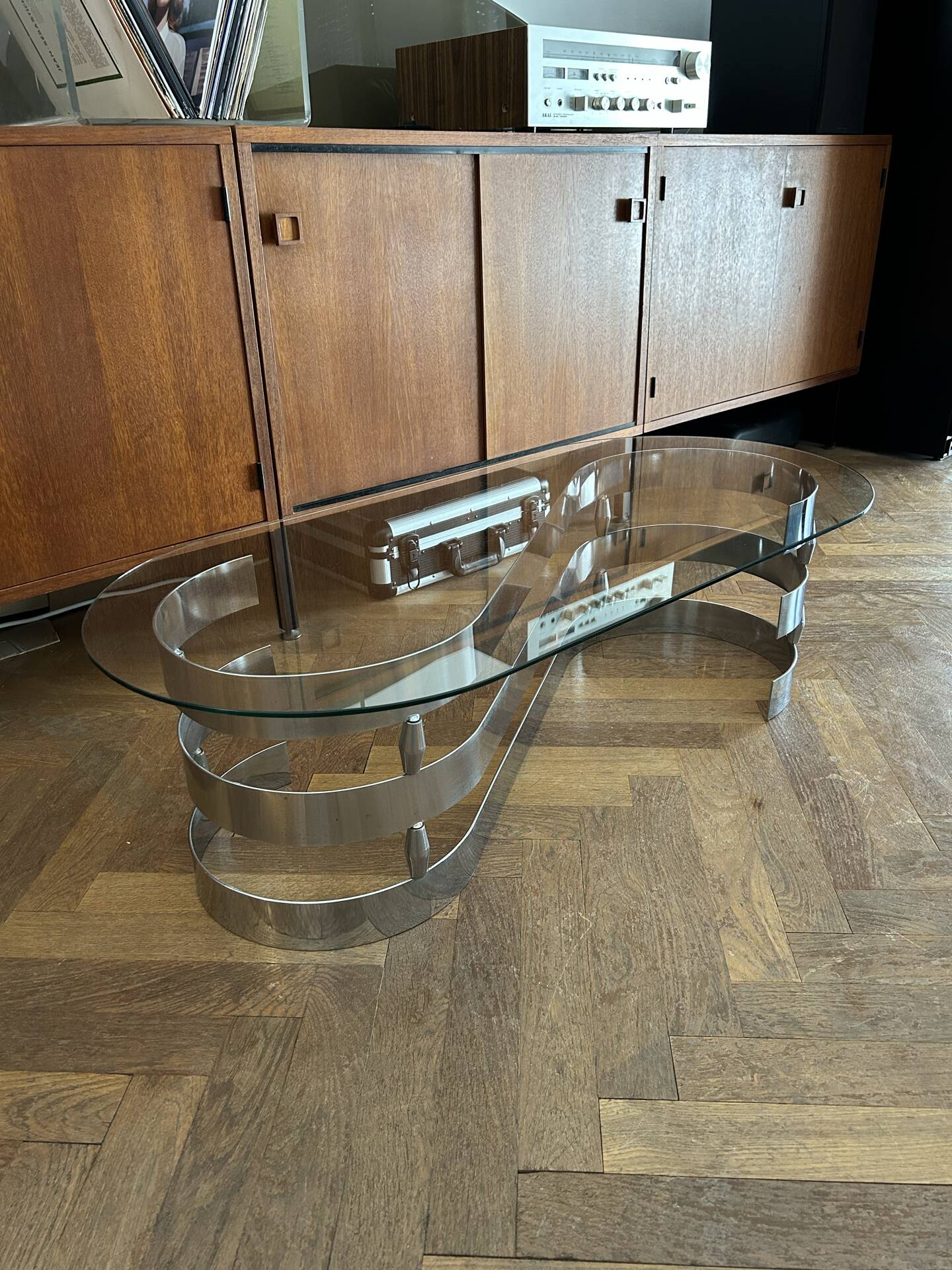 Table basse ovale design années 70 en verre et pieds chromé « S »
