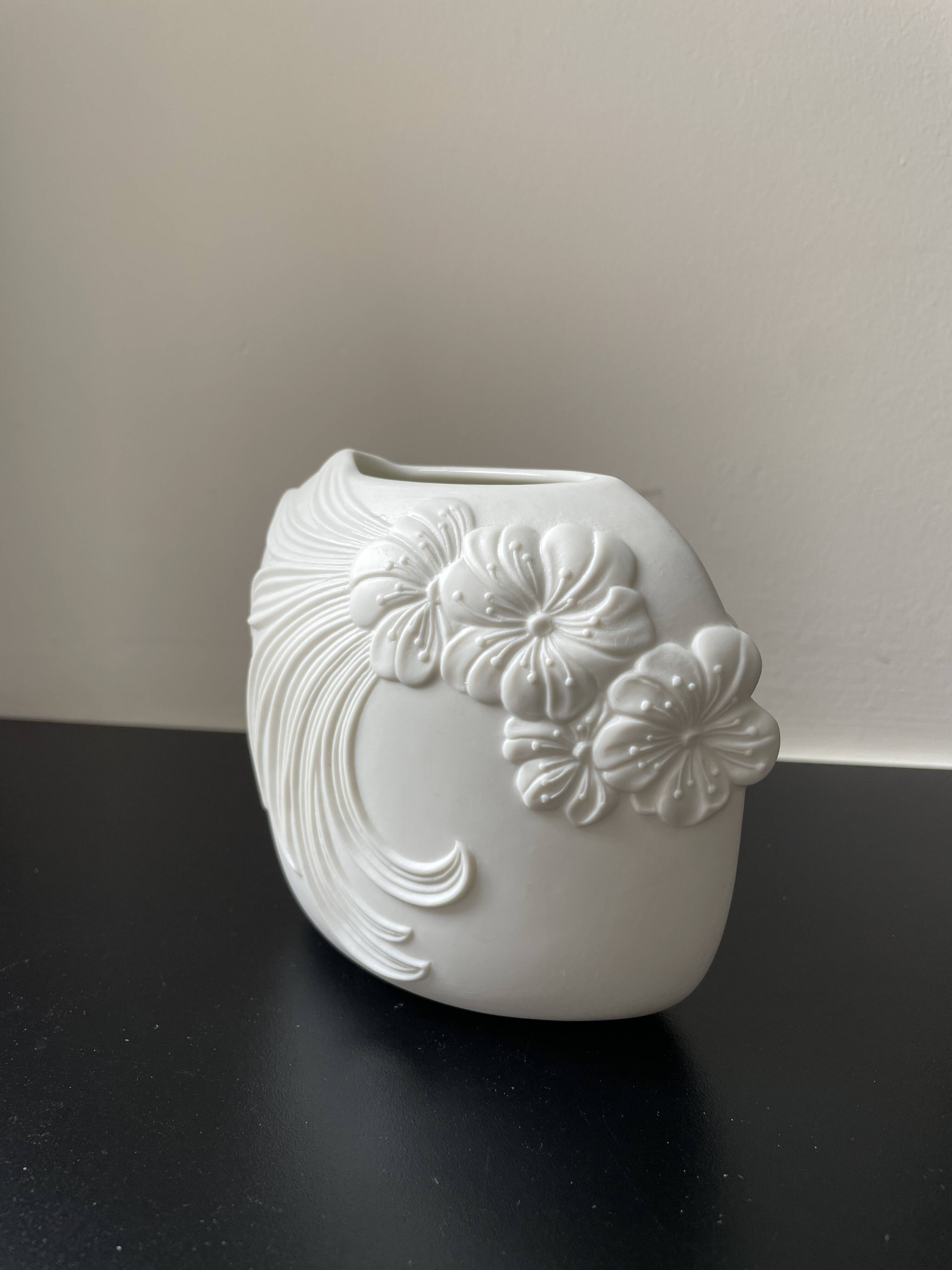 Small Kaiser White Porcelain Vase