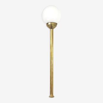 Brewery floor lamp in brass and glass opaline globe