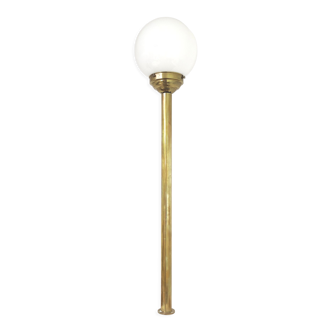 Lampadaire de brasserie laiton globe verre opalin