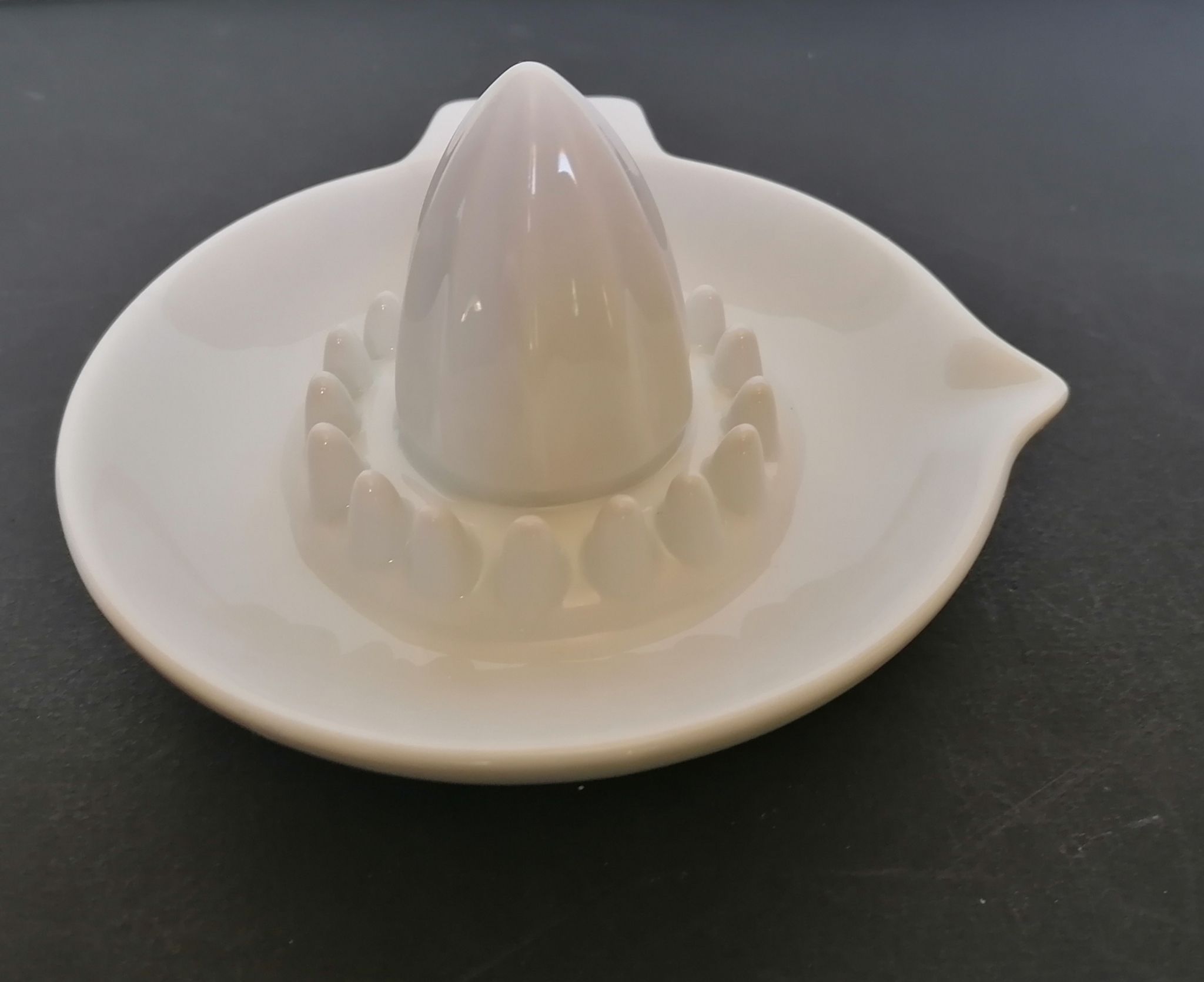 Presse agrume porcelaine blanche ancienne