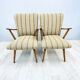 Une paire de chaises vintage avec des rayures