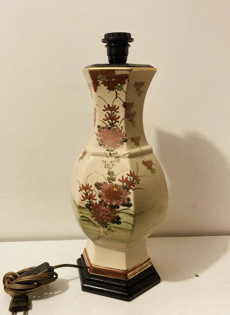 Vintage Asian lamp in ceramic with a wooden base, adjustable lampshade.