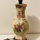 Vintage Asian lamp in ceramic with a wooden base, adjustable lampshade.