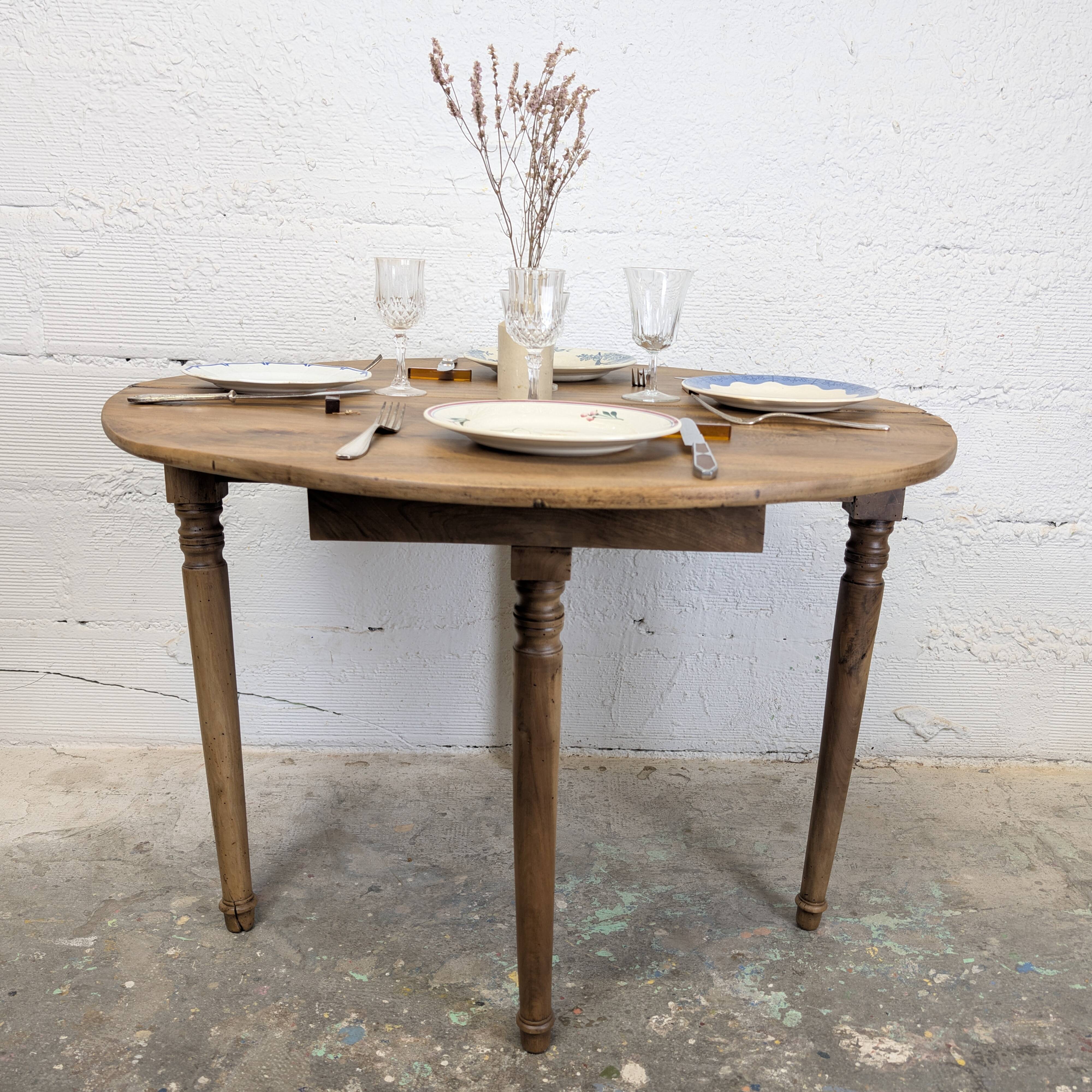 Half-moon table in walnut