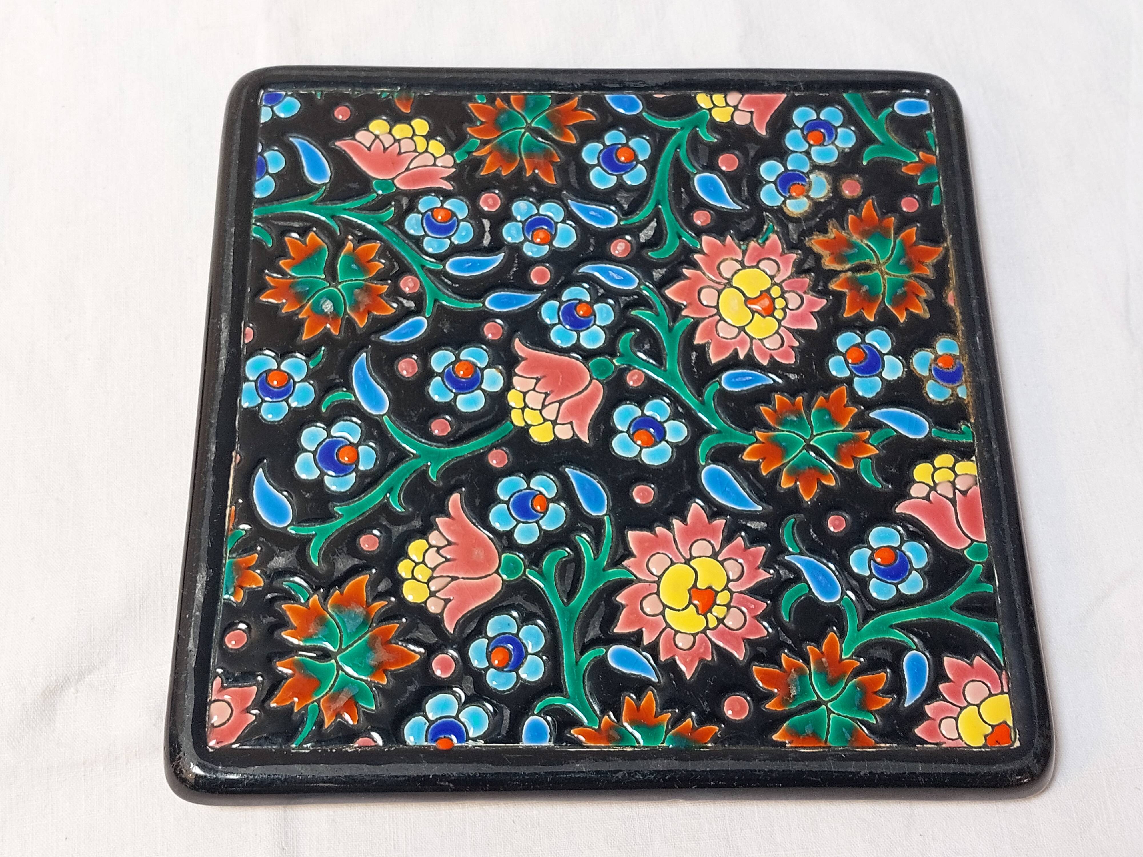 Ensemble émaux de Longwy dessous de plat et de bouteille décor floral