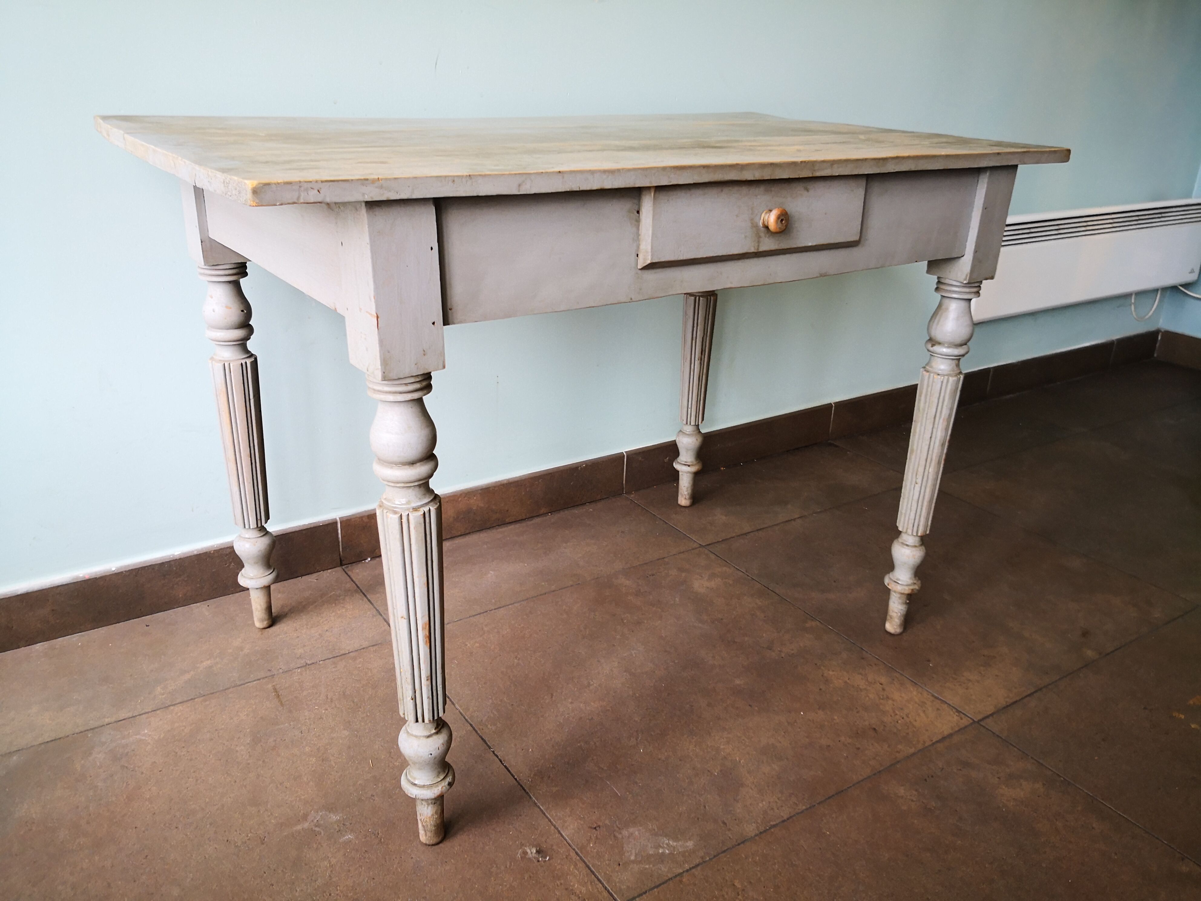 Table en bois bureau patine grise