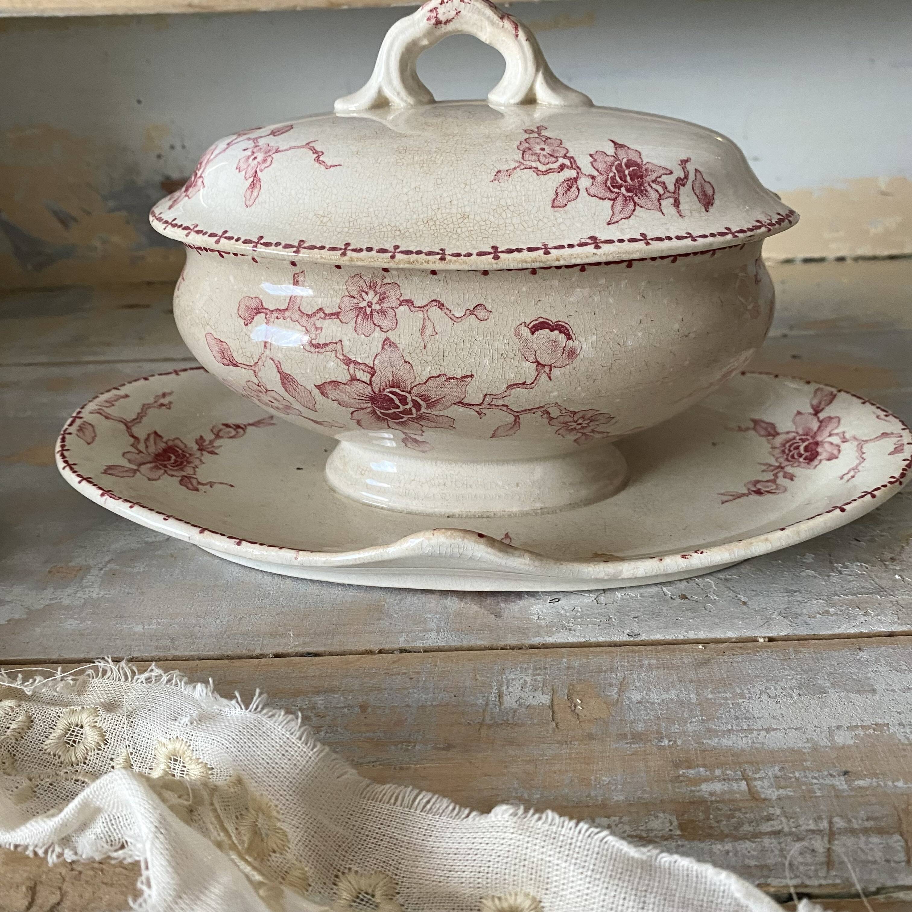 Lunéville ironstone sauceboat, Dutch model