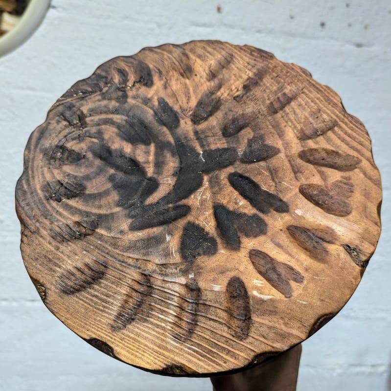 Tabouret tripode en bois sculpté