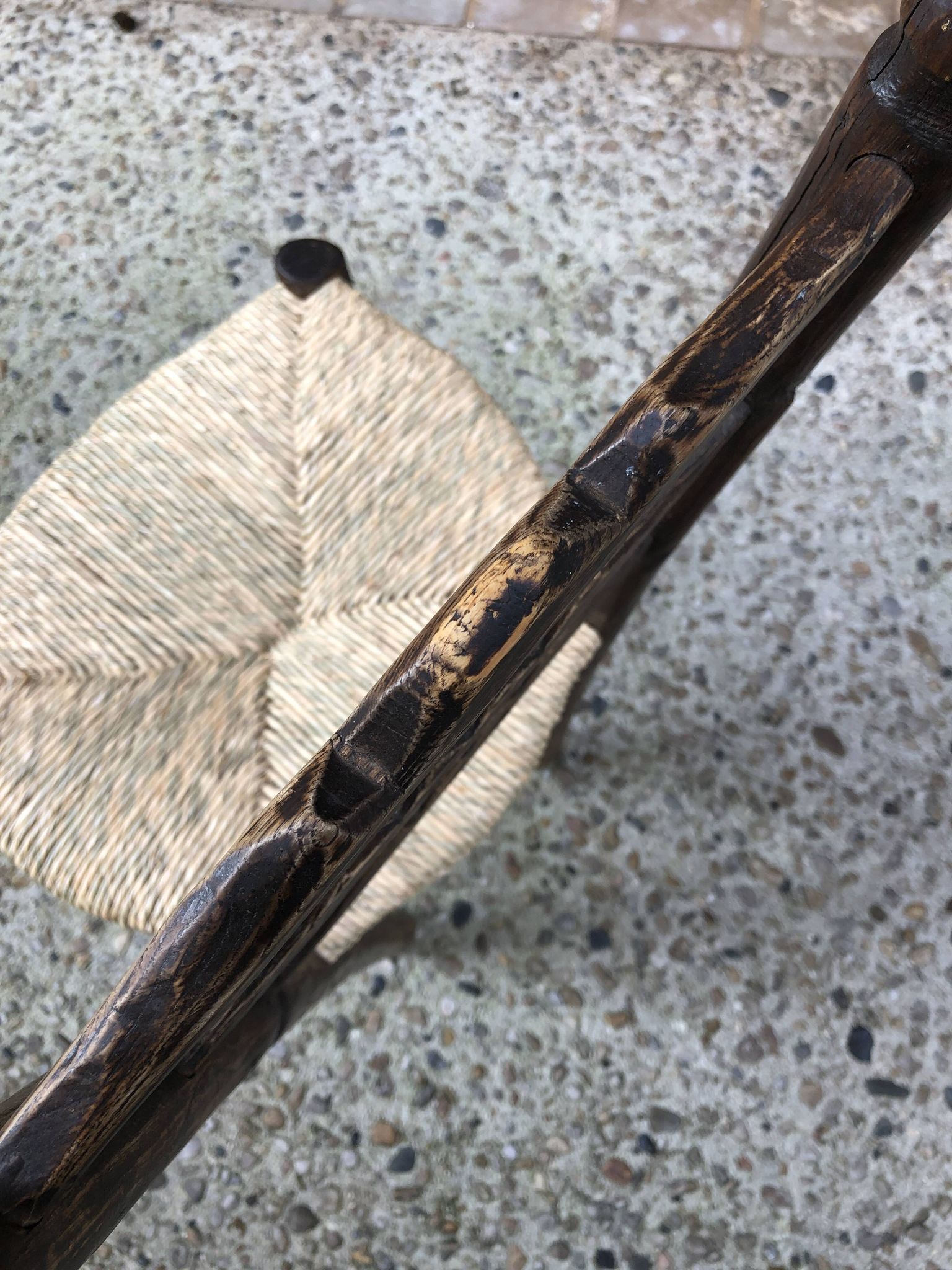 Chaise paillée brutaliste
