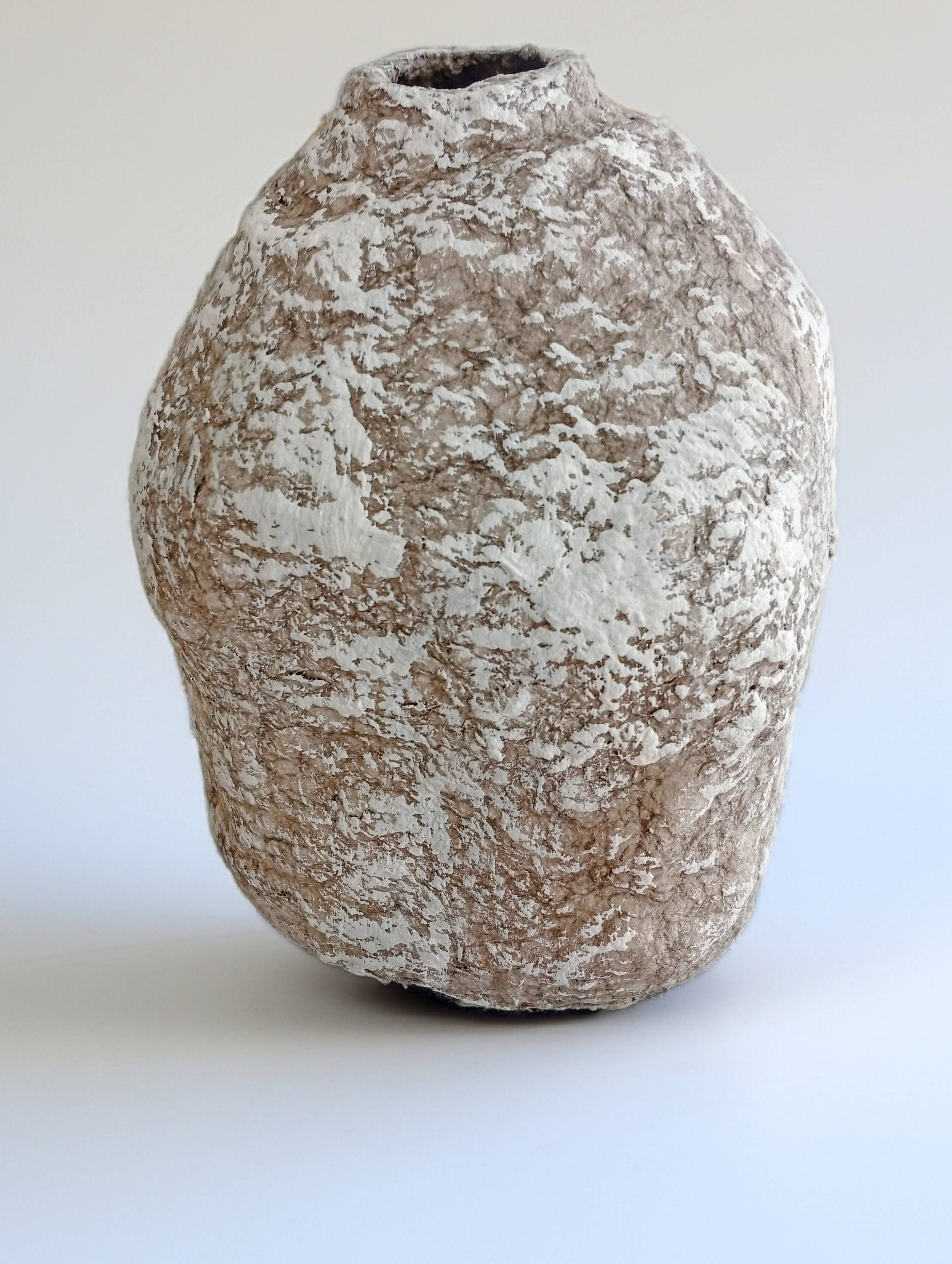 Sculptural vase with a mineral Boho spirit.