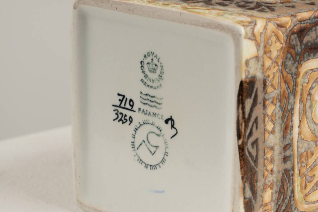 Royal Copenhagen. Petit vase en faïence à décor ethnique. Vers 1970