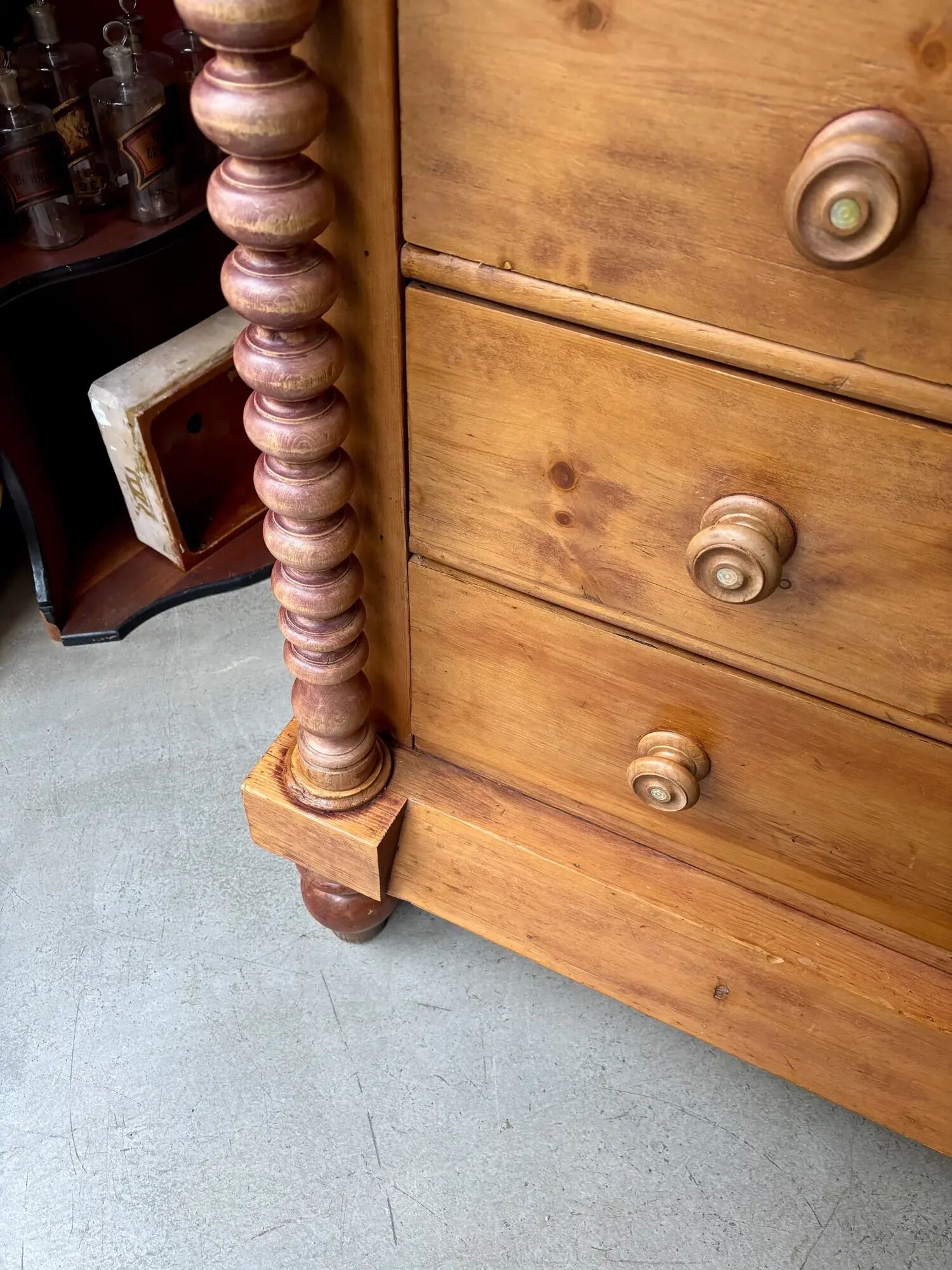 Support furniture, 6-drawer chest in turned pitch pine.