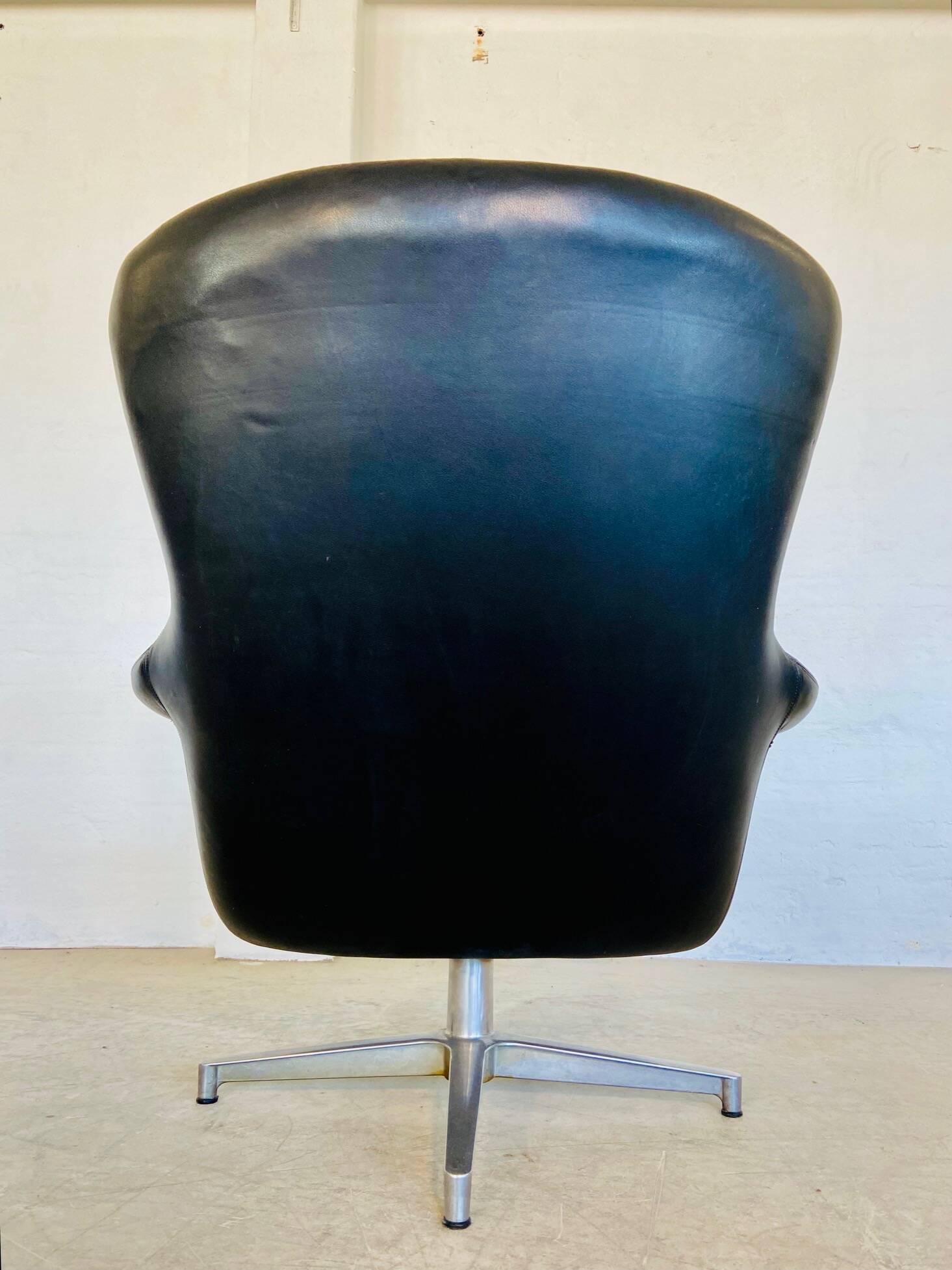 Vintage Danish swivel chair in black leather by Bramin