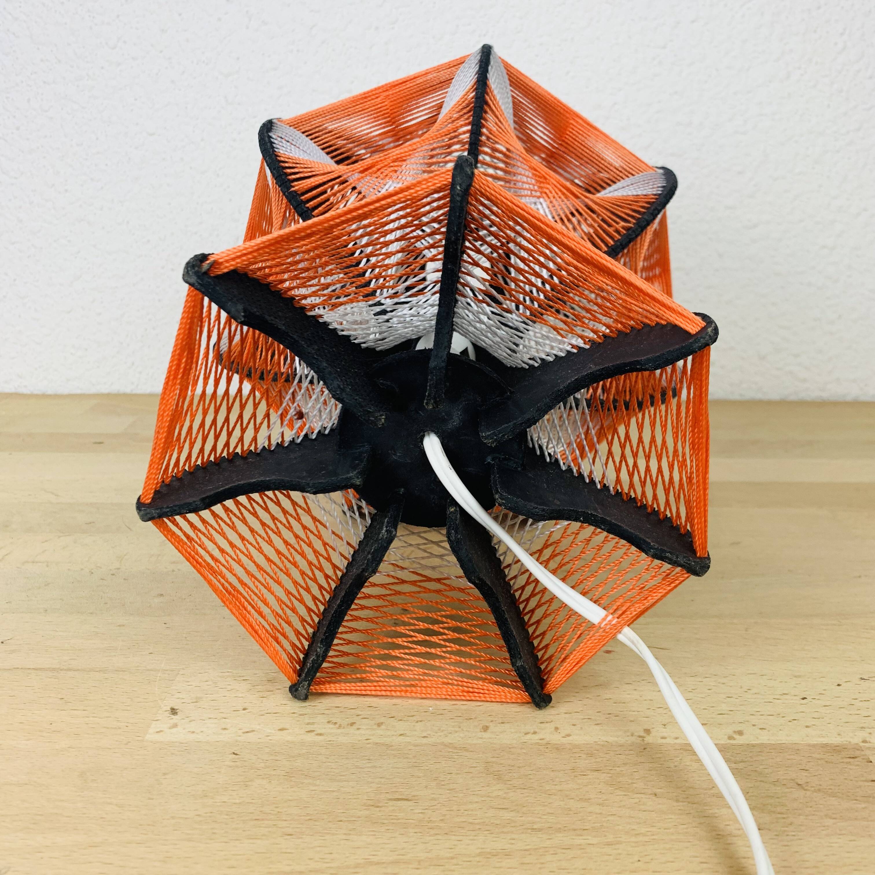 Lampe scandinave bois et fil années 70