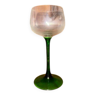 Verre à vin vintage d'Alsace avec pied vert
