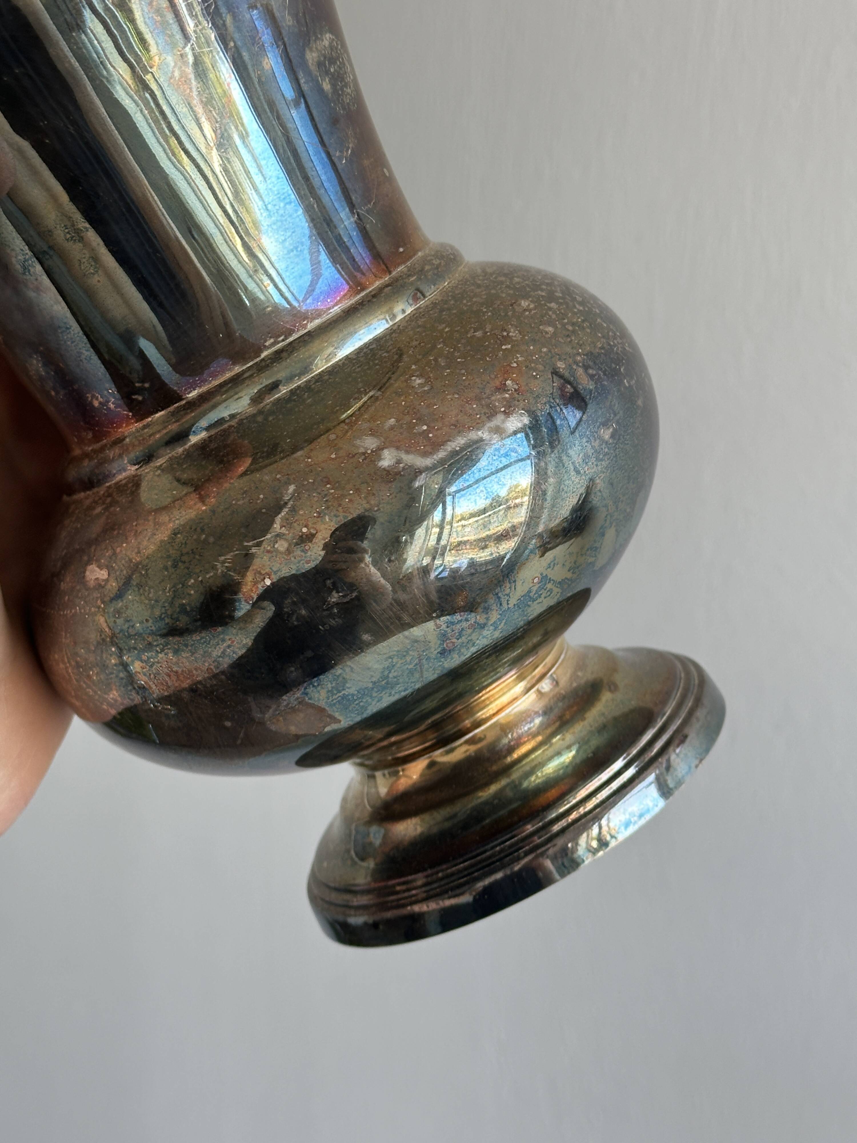 Vase en métal ancien très patiné