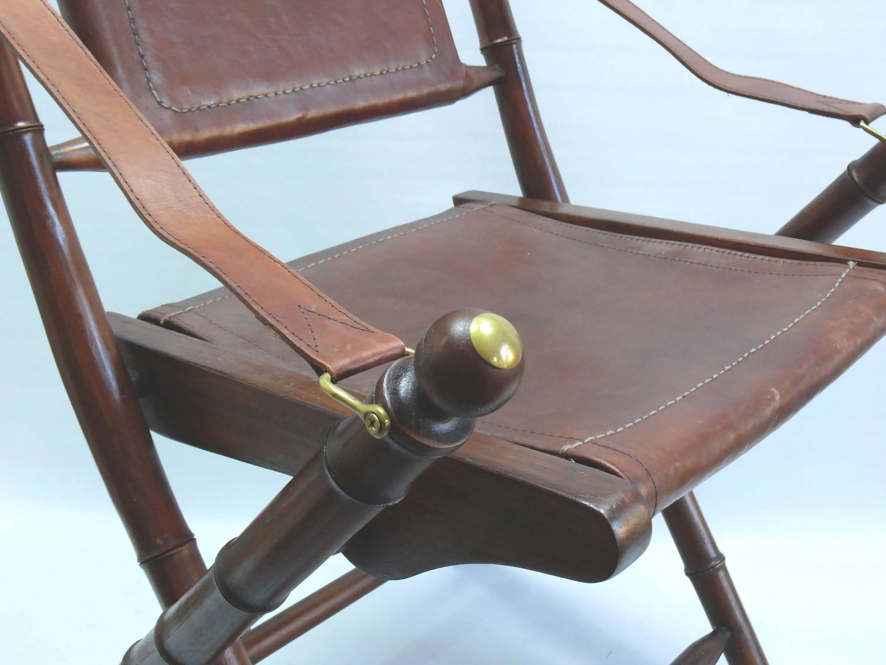 Chaise de campagne, chaise d'officier en teck et bambou, avec assise en cuir cousu et détails en laiton - années 1960
