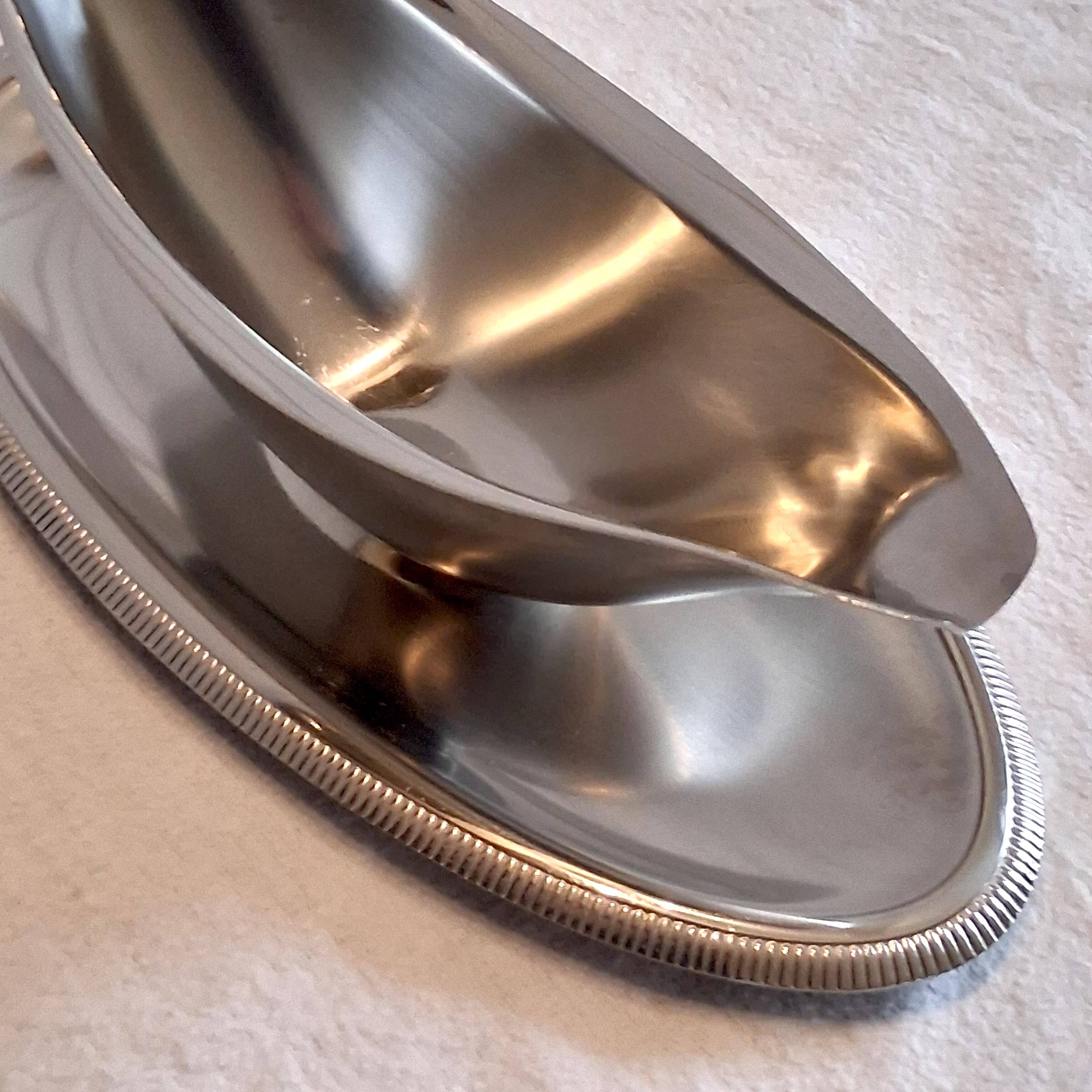 Very beautiful sauce boat from Létang Remi in very good condition.