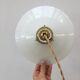 Paire de suspensions en opaline blanche