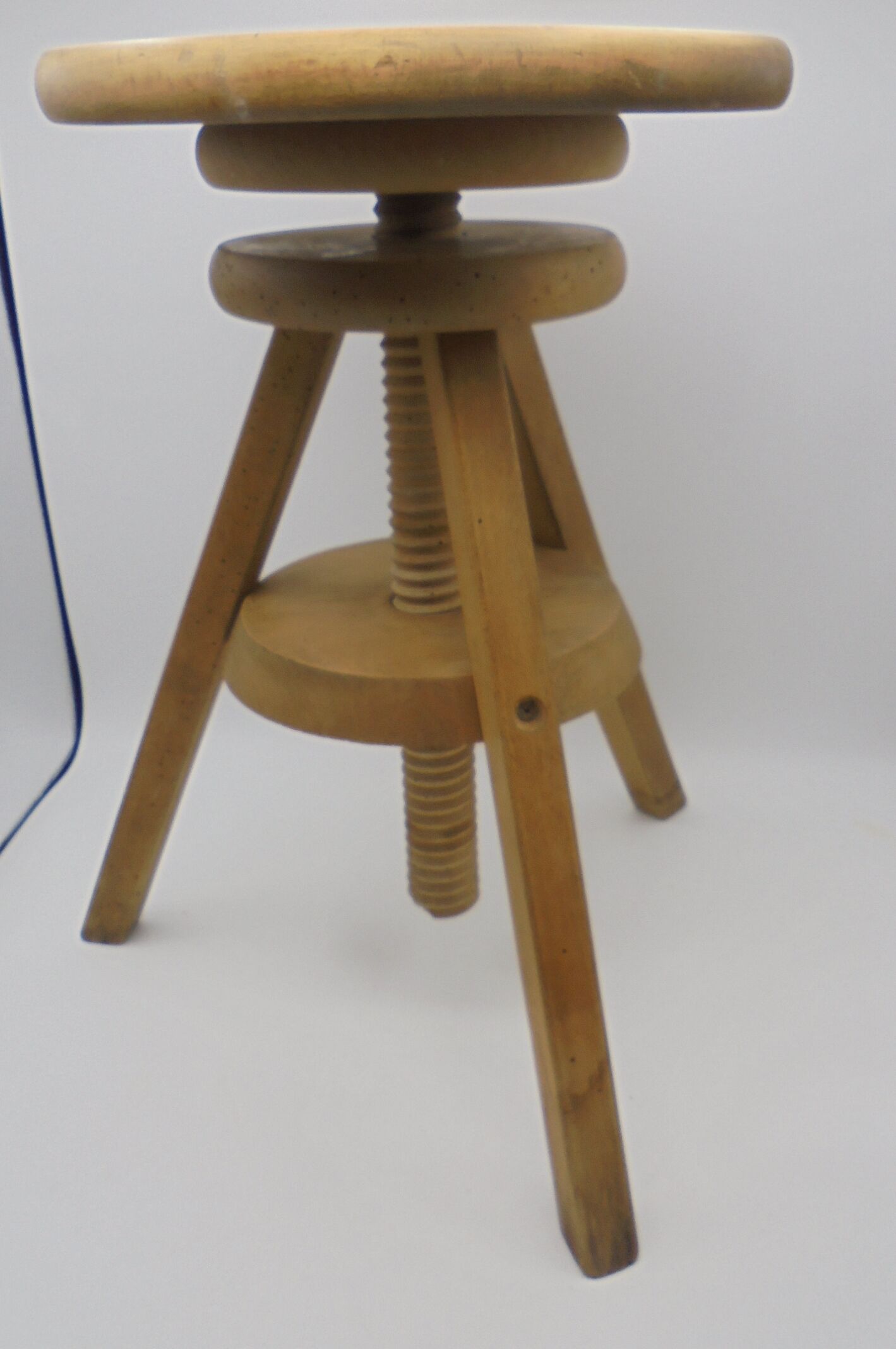 Stool with screw