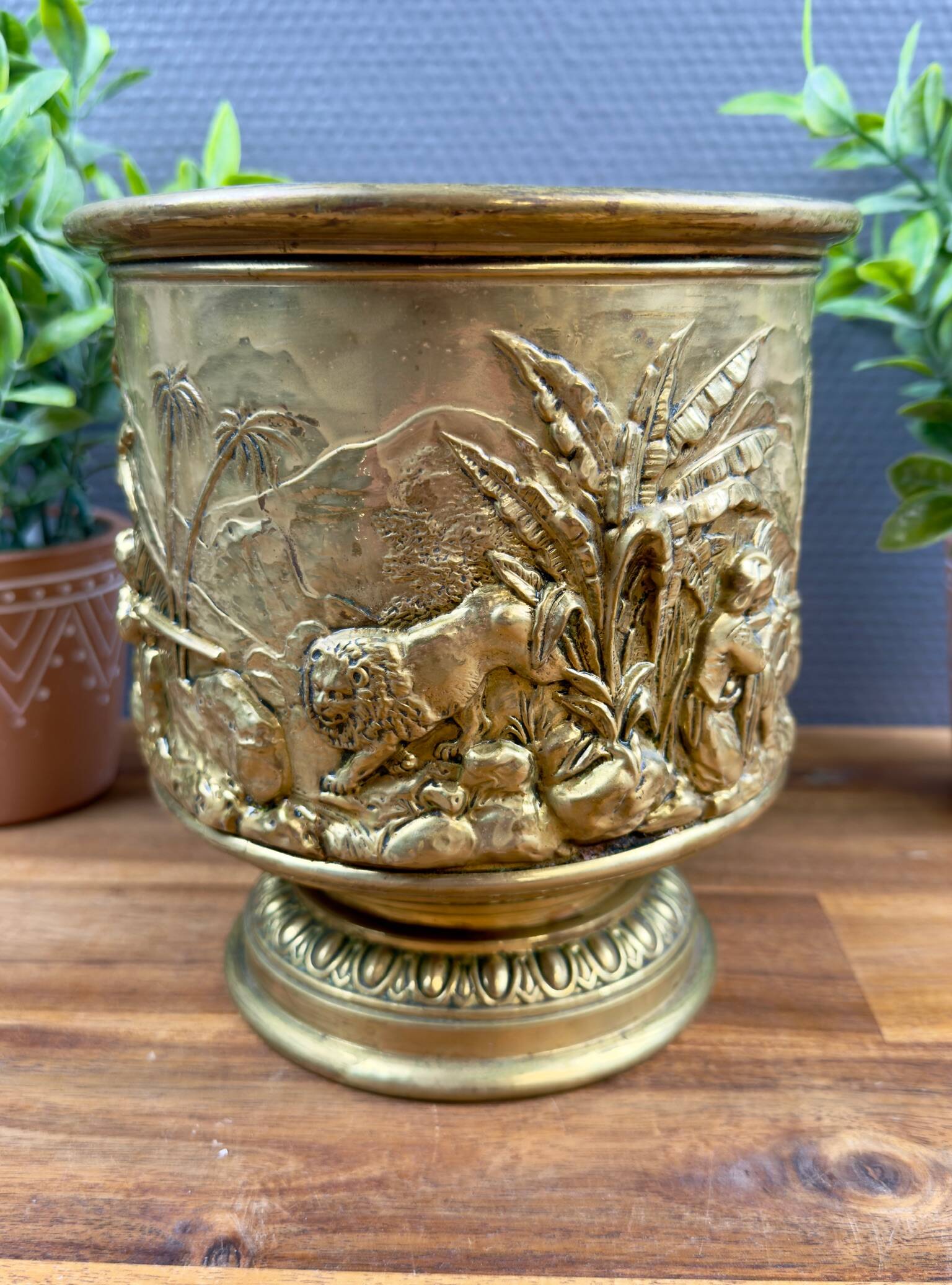 Cache-pot en laiton décor repoussé – XIXe-début XXe