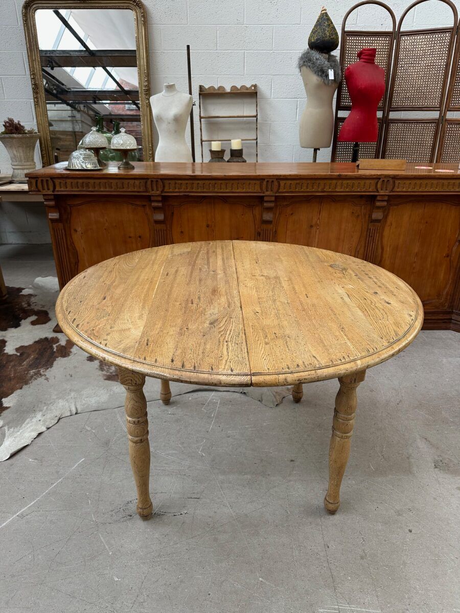 Round table in solid oak with its two extensions.