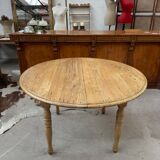 Round table in solid oak with its two extensions.