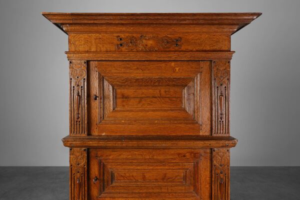 Cabinet en chêne de la Renaissance belge du XVIIe siècle avec serrure dissimulée