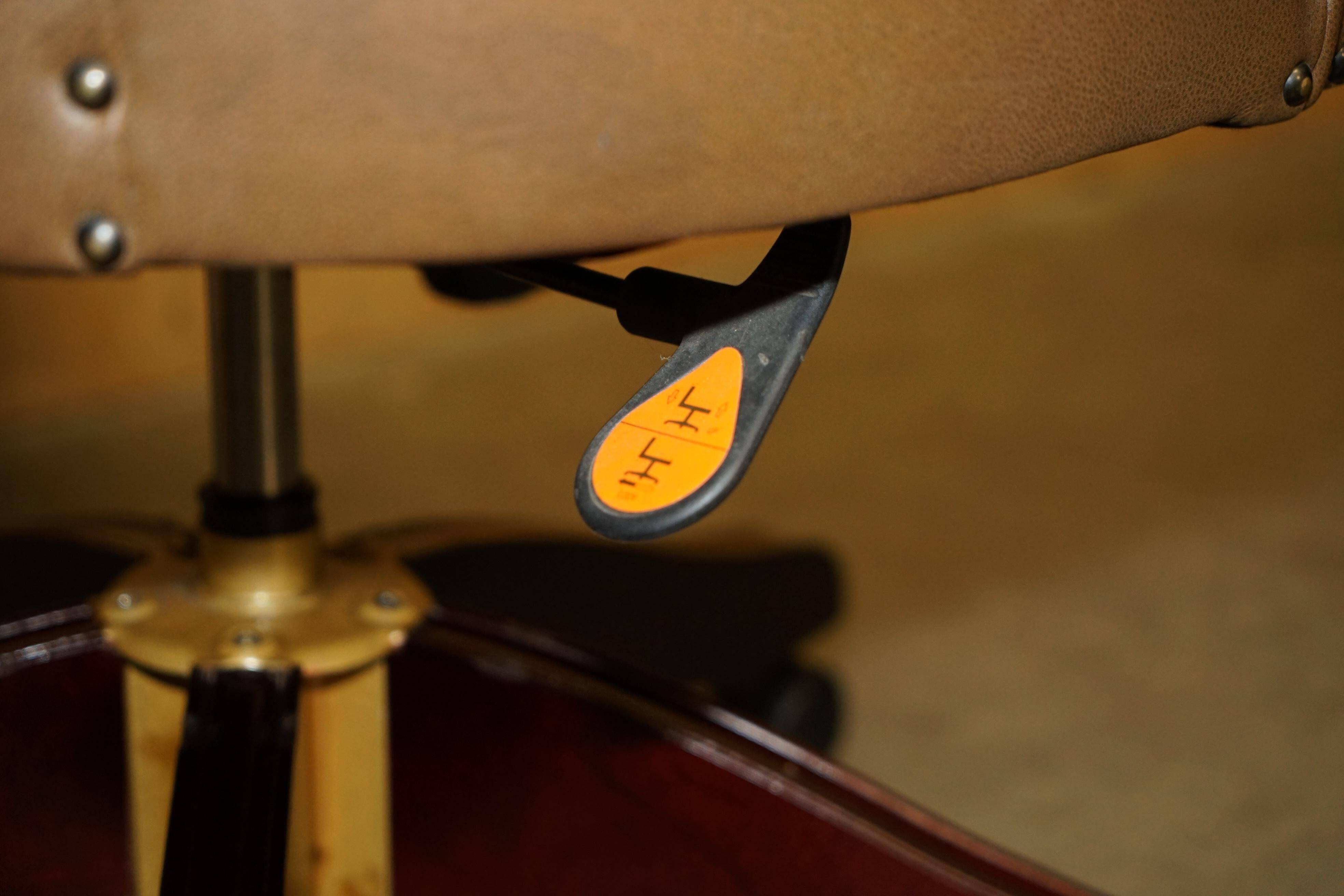Fauteuil de bureau Chesterfield capitonné cuir George Smith