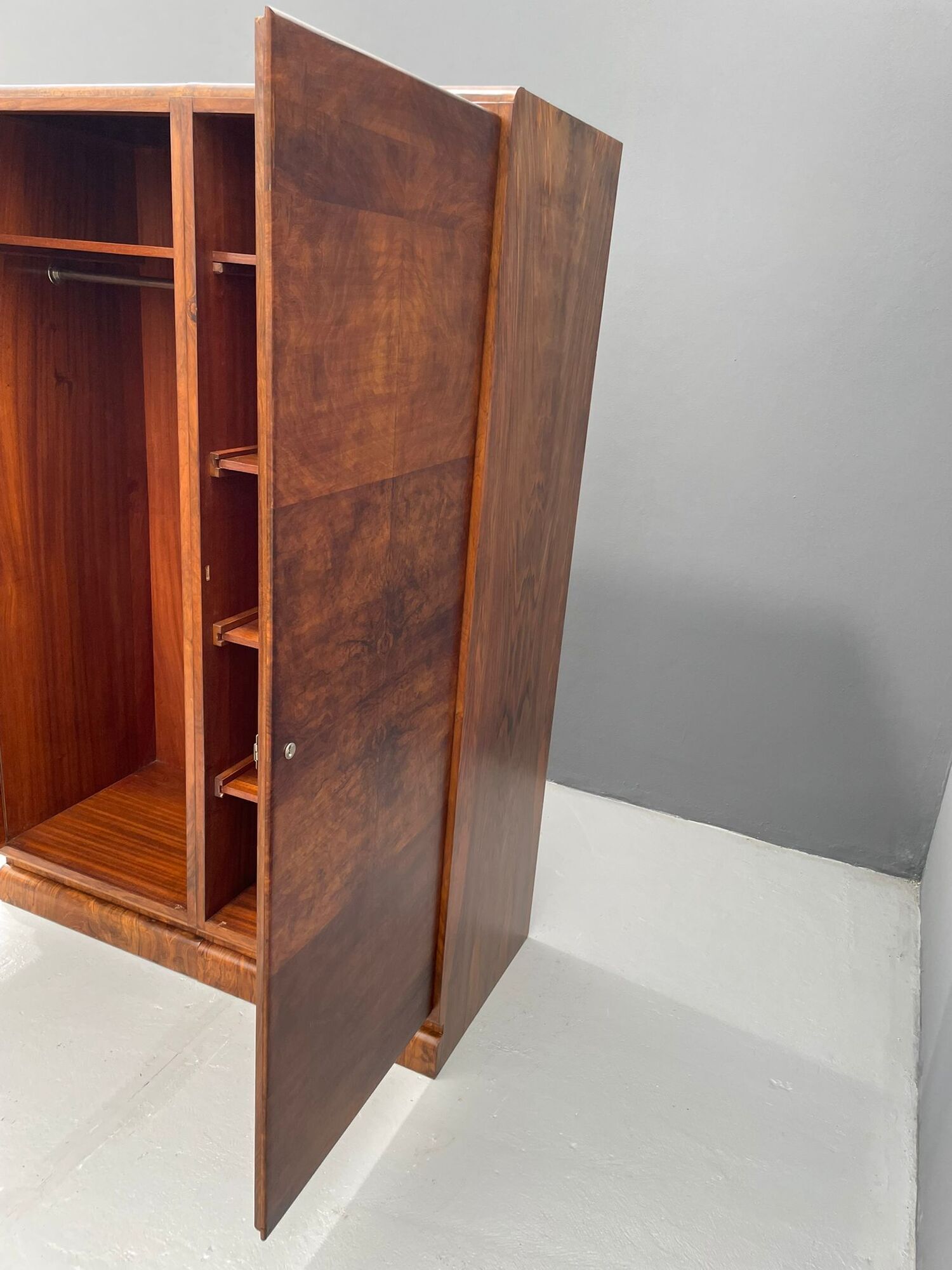 Armoire en placage de noyer restaurée d'influence Art Déco, années 1930