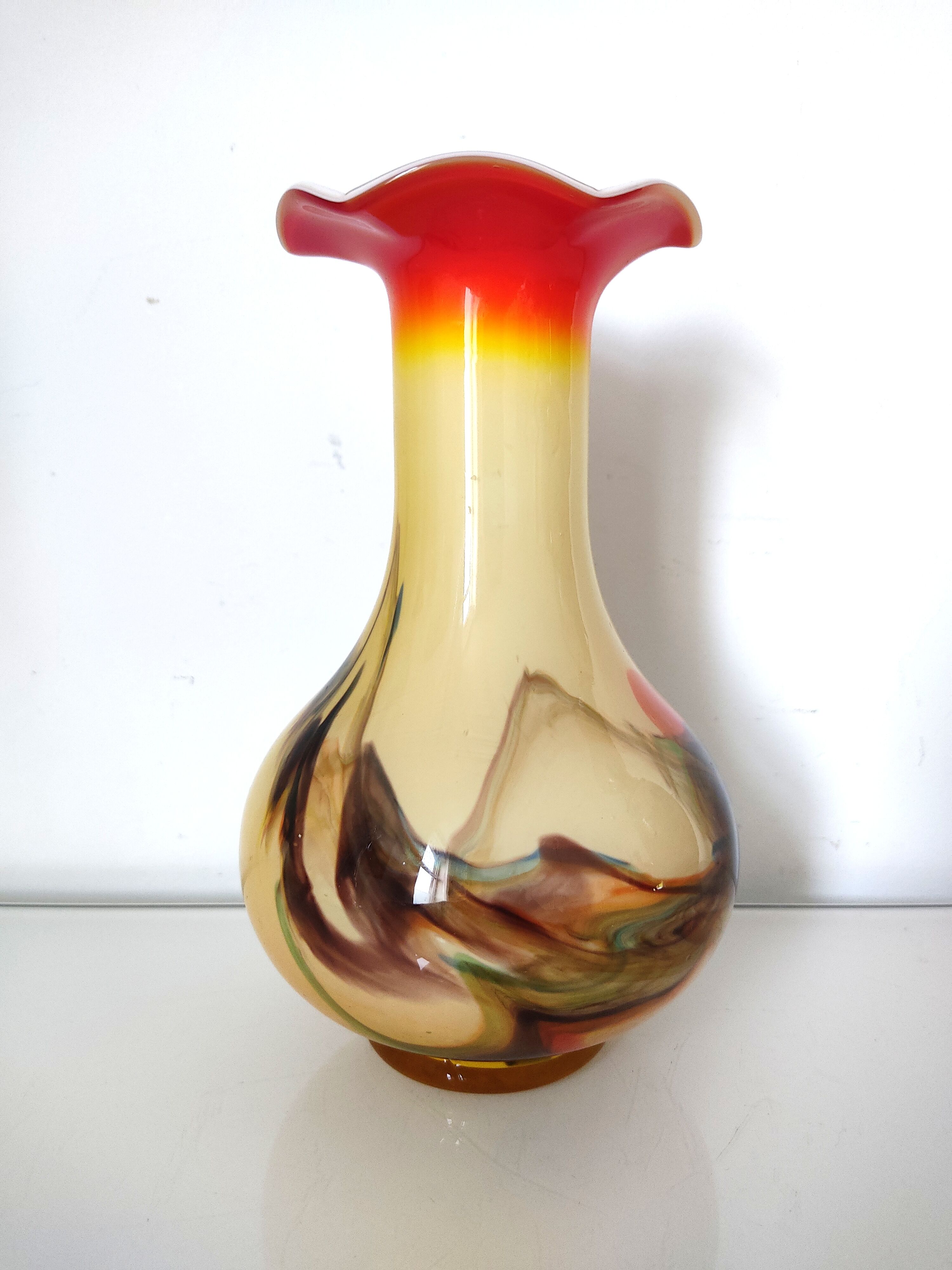 Vase en verre décor fumée colorée