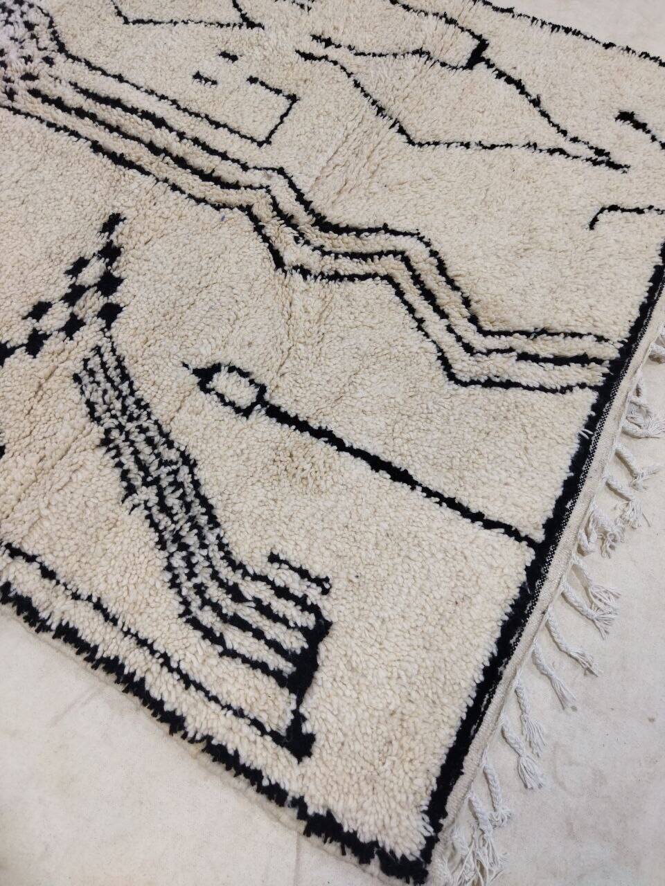 Handmade moroccan berber rug 278 x 150 cm