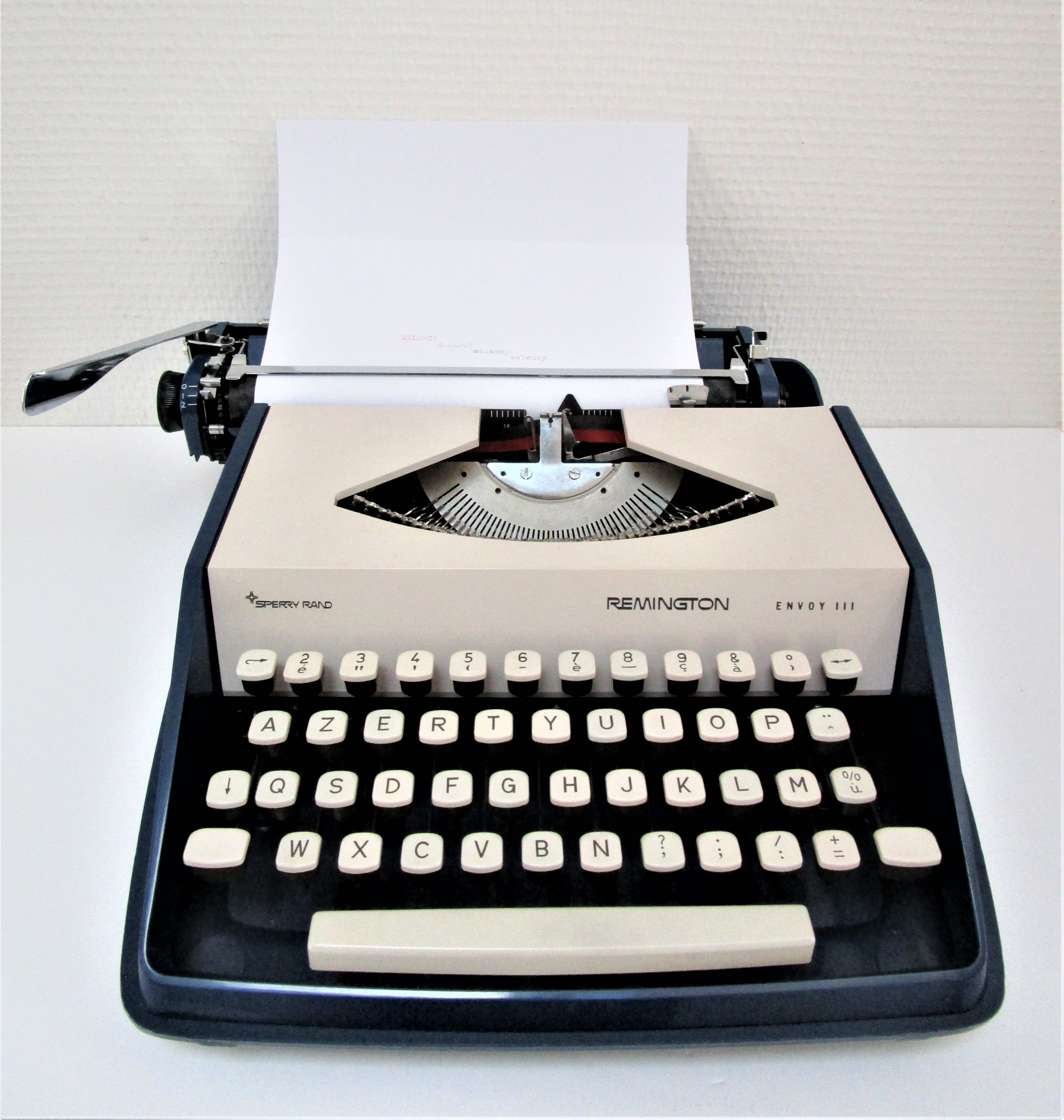 typewriter Remington Sperry rand Envoy III blue and white 70s