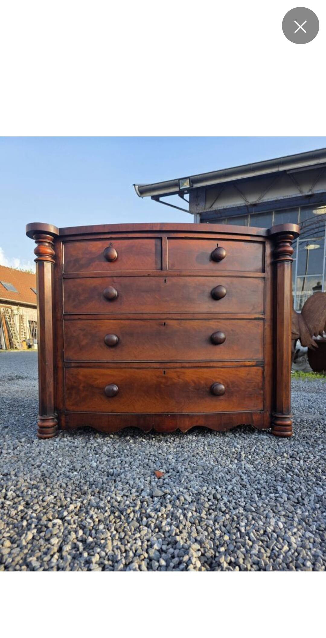 Commode galbée ancienne en acajou