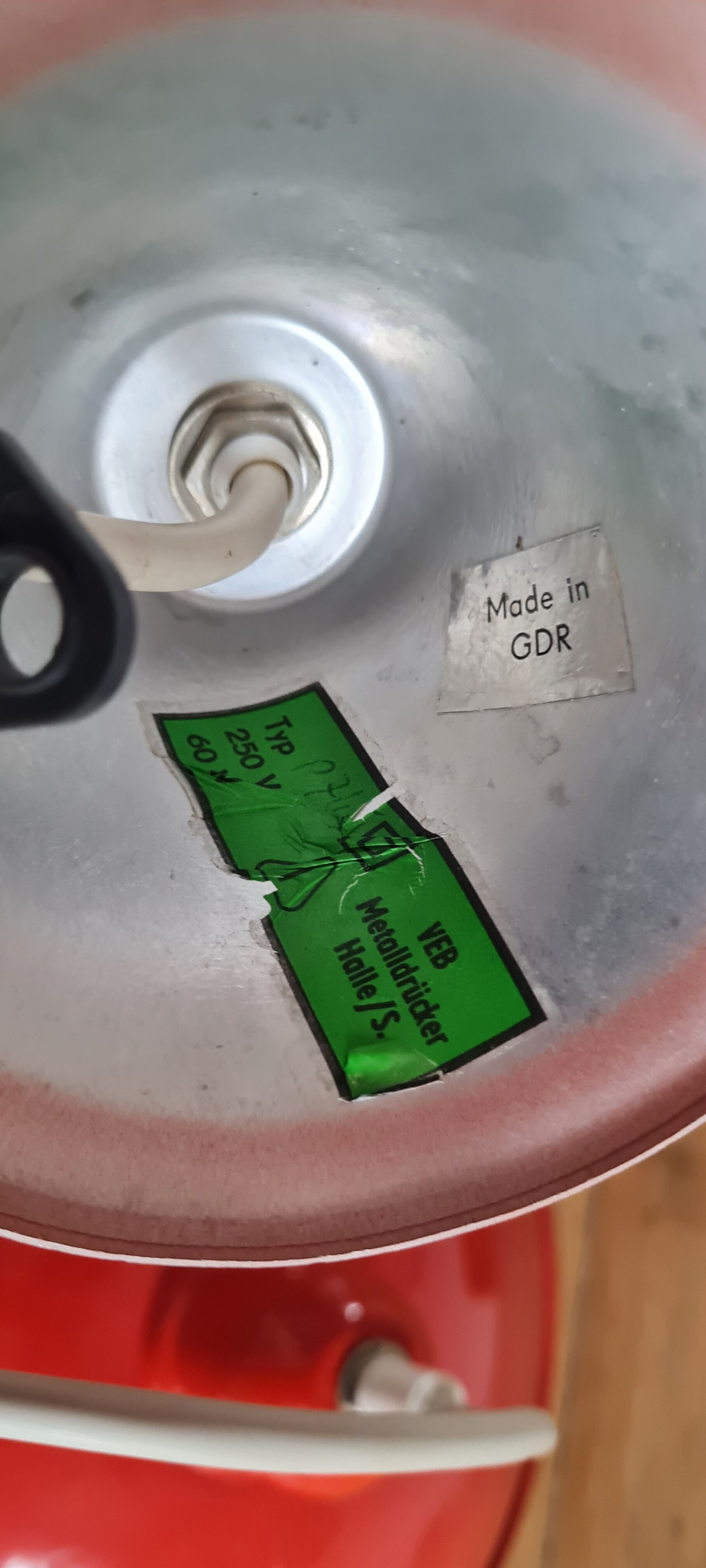 Enamelled sheet metal suspension