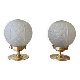Paire de lampes chevet vintage globes verre ancien et pied en laiton 1950
