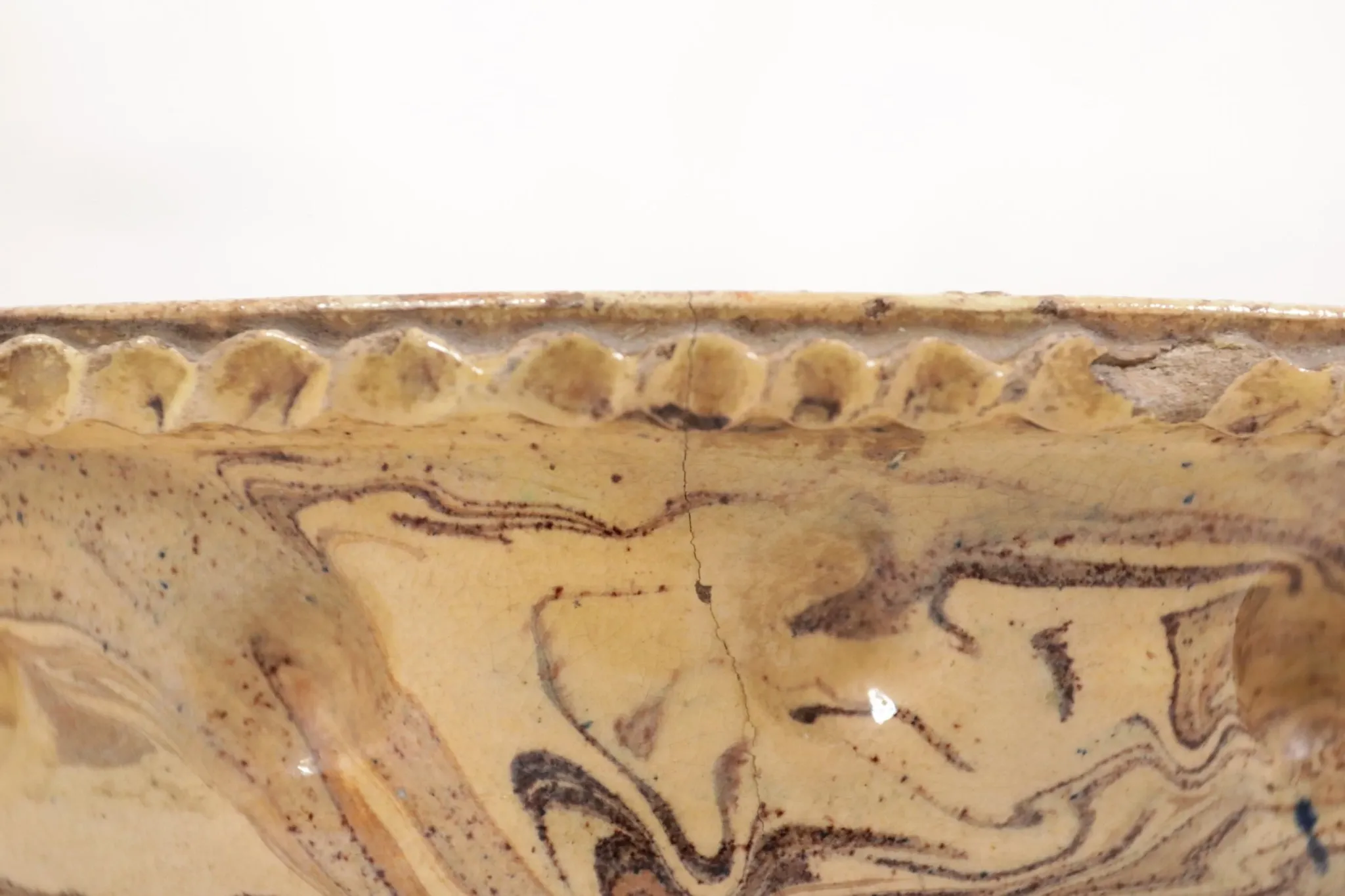 Marbled earthenware baking mould with handle – jaspé, 19th / early 20th c.