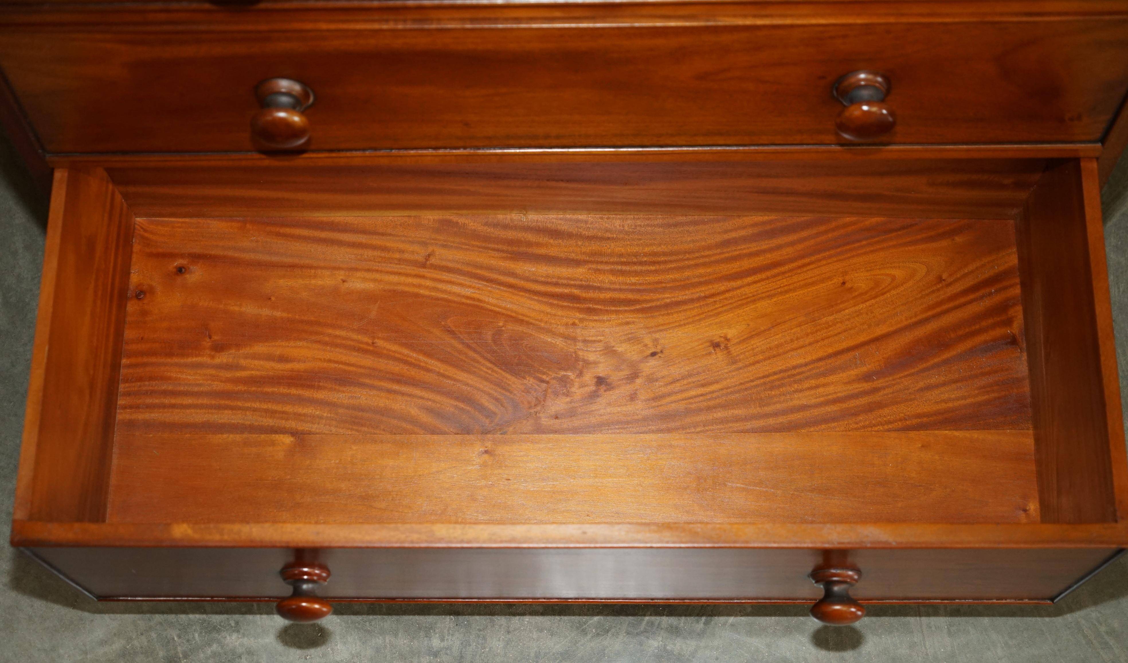 Paire de commodes vintage en acajou flammé